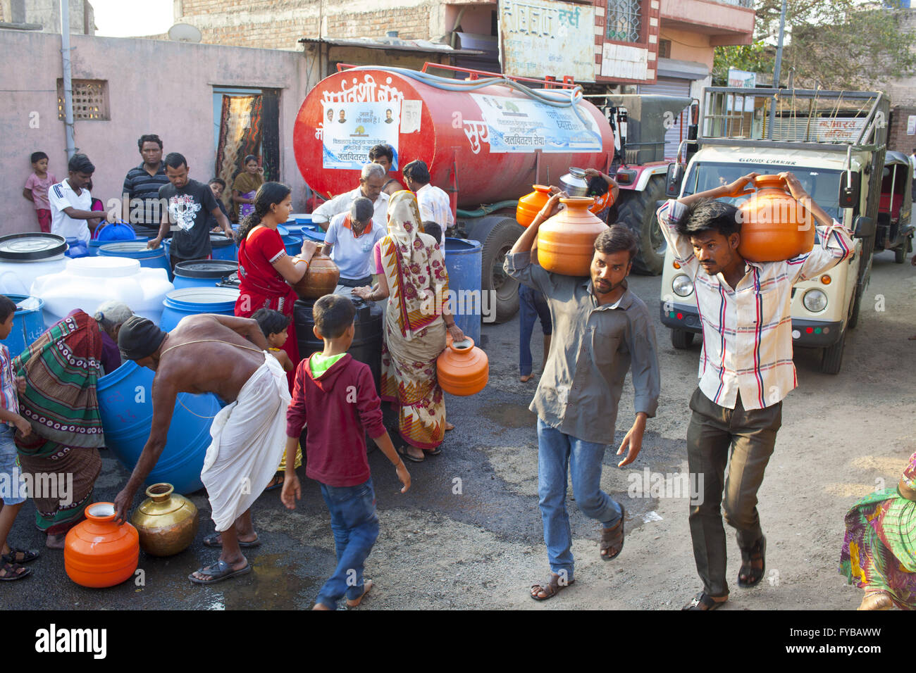 Latur, Maharashtra. 21st Apr, 2016. 21 April 2016 - Latur - INDIA.Citizens collect water from a water tanker in Latur. © Subhash Sharma/ZUMA Wire/Alamy Live News Stock Photo