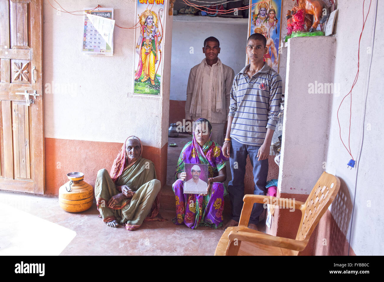 Latur, Maharashtra. 21st Apr, 2016. 21 April 2016 - Gategaon, Latur - INDIA.Kamalbai with a picture of her farmer husband Mahakant Mali, 55, who committed suicide by hanging himself from a dried Mango tree. Mahakant's two sons & mother. © Subhash Sharma/ZUMA Wire/Alamy Live News Stock Photo