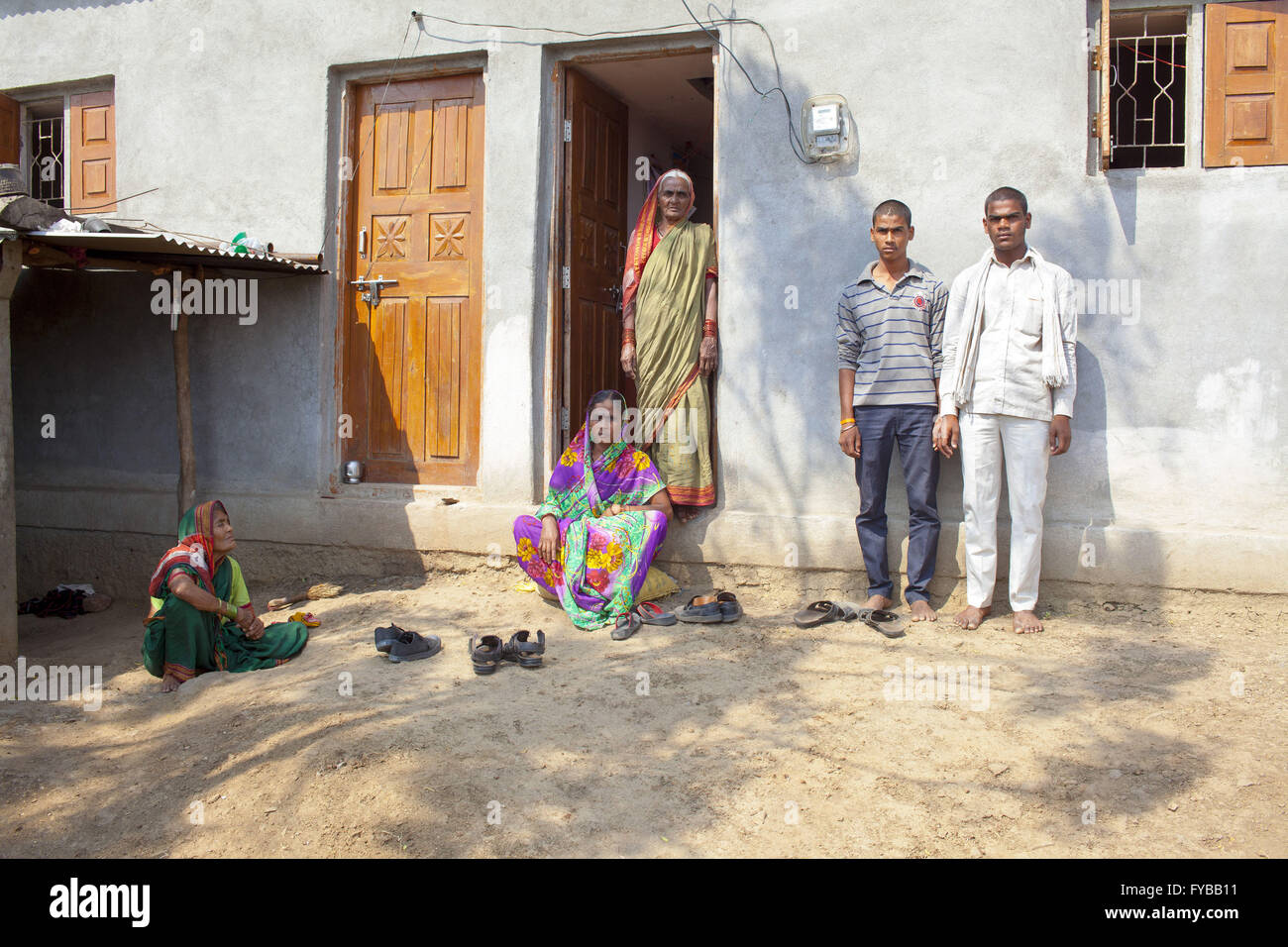 Latur, Maharashtra. 21st Apr, 2016. 21 April 2016 - Gategaon, Latur - INDIA.The family of Mahakant Mali, 55, who committed suicide by hanging himself from a dried Mango tree.Latur is part of the state's predominantly agricultural Marathwada region, where 273 farmers committed suicide between January and March this year.The area is among the worst affected by the drought and some families in Latur have left for cities such as the state capital Mumbai, nearly 500 kilometres away. In Latur town, there are huge queues at water storage tanks that are fed from dams. People wait in the searing Stock Photo