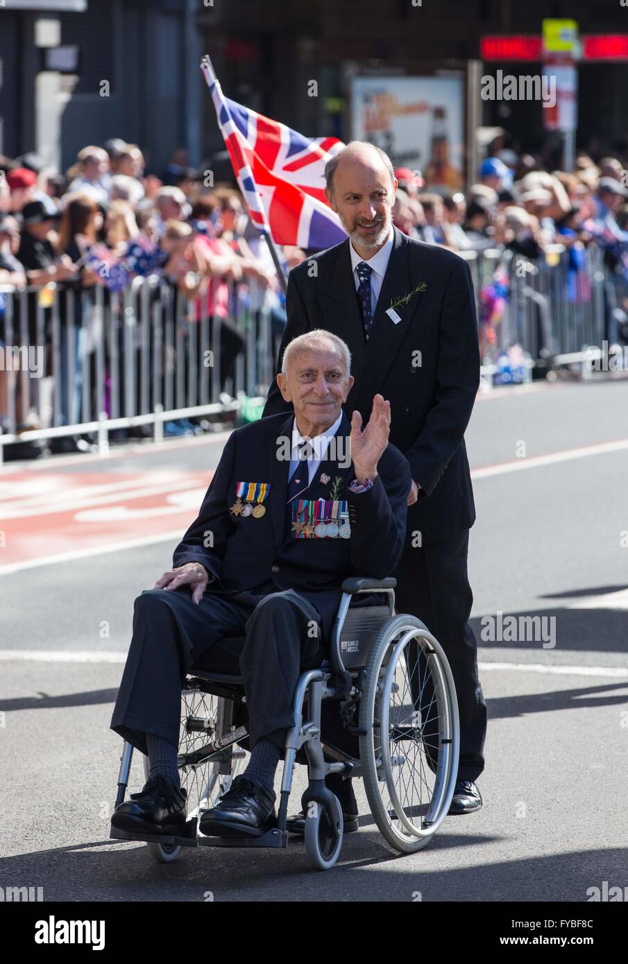 Sydney, Australia. 25th Apr, 2016. A veteran waves his hand to the crowd during the ANZAC Day Parade in Sydney, Australia, April 25, 2016. ANZAC Day is a national day of remembrance in Australia and New Zealand originally to honor the members of the Australian and New Zealand Army Corps (ANZAC) who fought at Gallipoli during World War I but now more to commemorate all those who served and died in military operations for their countries. Credit:  Zhu Hongye/Xinhua/Alamy Live News Stock Photo