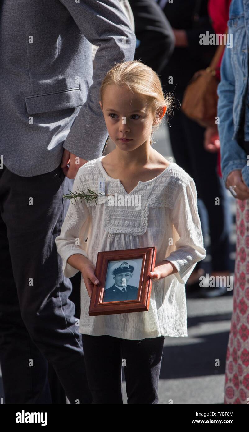 Sydney, Australia. 25th Apr, 2016. A little girl holds a portrait who sacrificed in the war during the ANZAC Day Parade in Sydney, Australia, April 25, 2016. ANZAC Day is a national day of remembrance in Australia and New Zealand originally to honor the members of the Australian and New Zealand Army Corps (ANZAC) who fought at Gallipoli during World War I but now more to commemorate all those who served and died in military operations for their countries. Credit:  Zhu Hongye/Xinhua/Alamy Live News Stock Photo