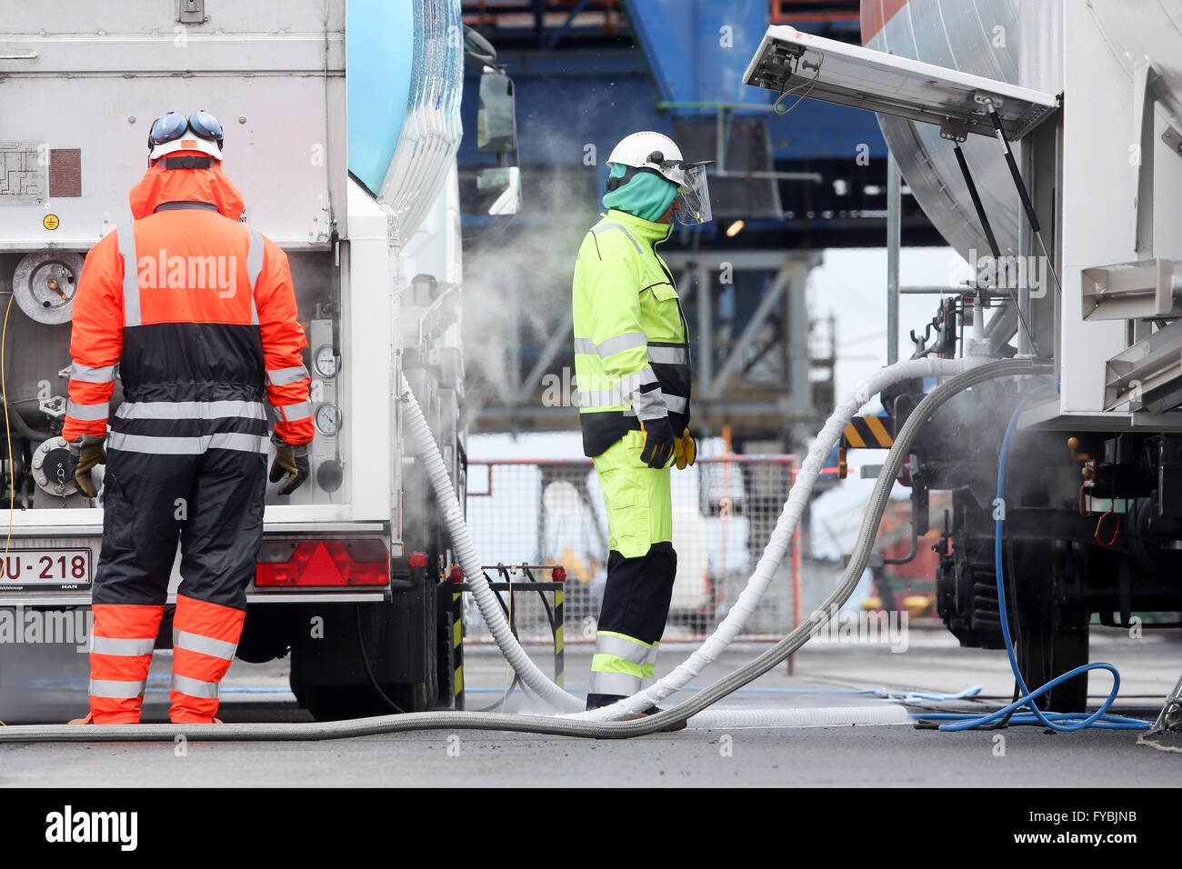 Liquefied natural gas is loaded onto a tank wagon (R) at the Elbe Port in Brunsbuettel, Germany, 25 April 2016. This is the first time that a tank wagon is loaded with liquefied natural gas at the port in Brunsbuettel. Photo: BODO MARKS/dpa Stock Photo