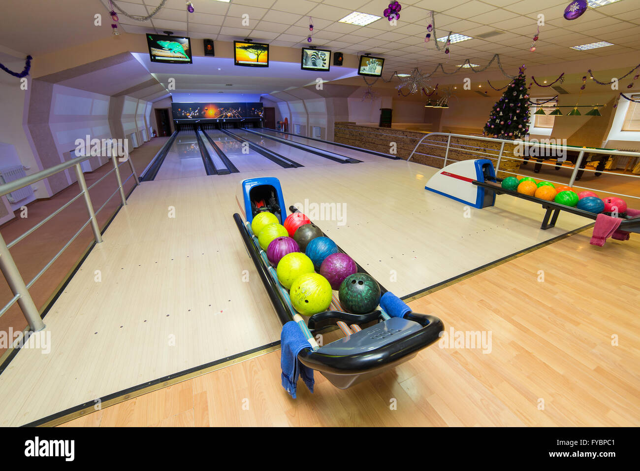 Ten pin bowling screen hi-res stock photography and images - Alamy