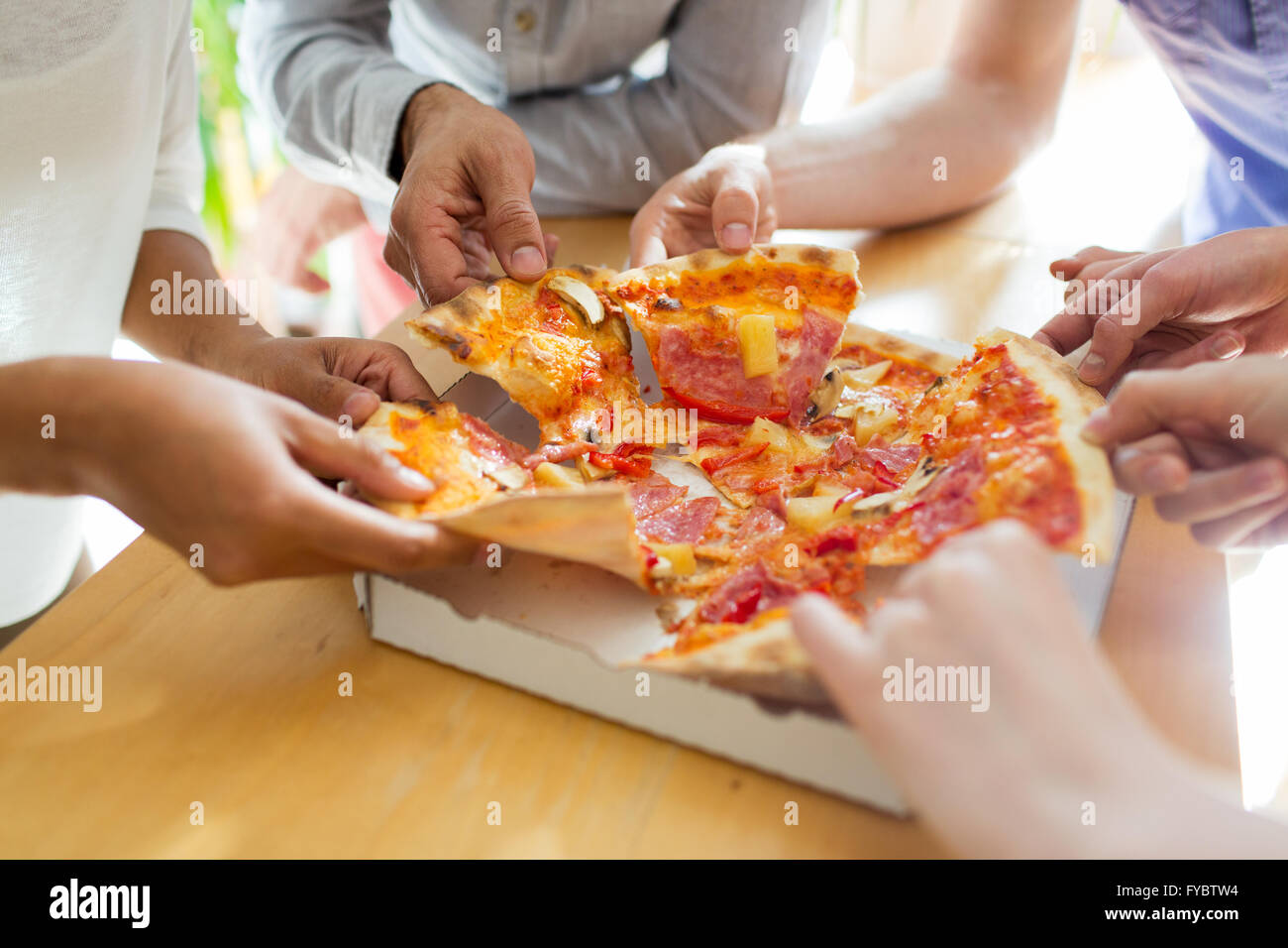 Много пиццы. Пицца с тянущимся сыром. Стоит ли покупать пиццу. Пицца в руке. Ест пиццу.