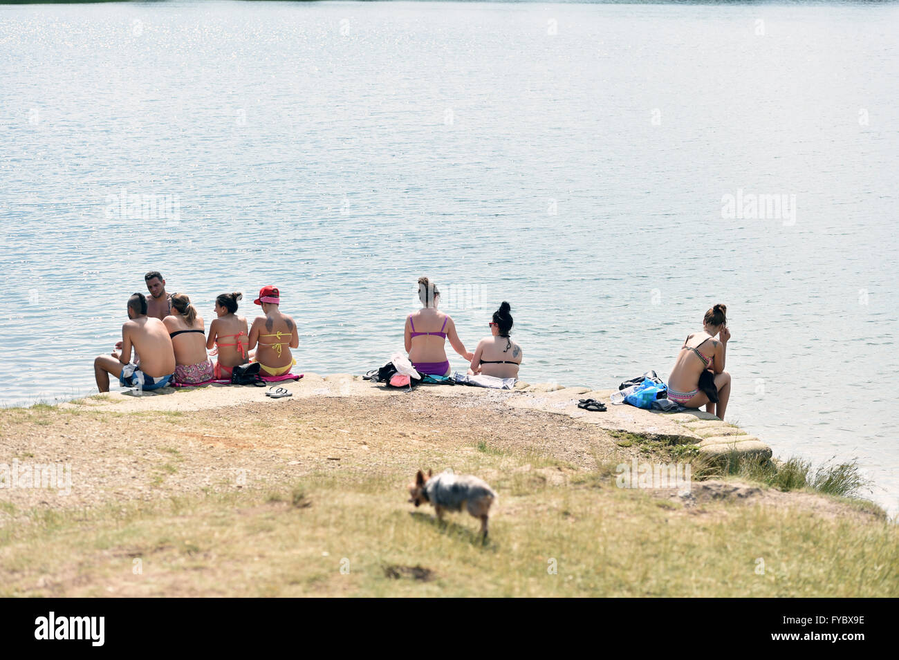 photo Blue Lagoon Lake Milton Keynes https www alamy com stock photo blue lagoon bletchley milton keynes sun bathers swimmers on edge of 102909674 html