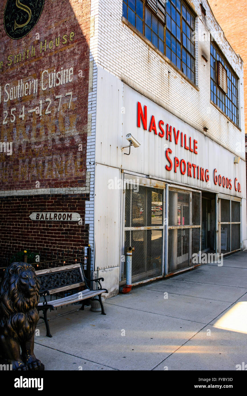 Sporting goods store hires stock photography and images Alamy