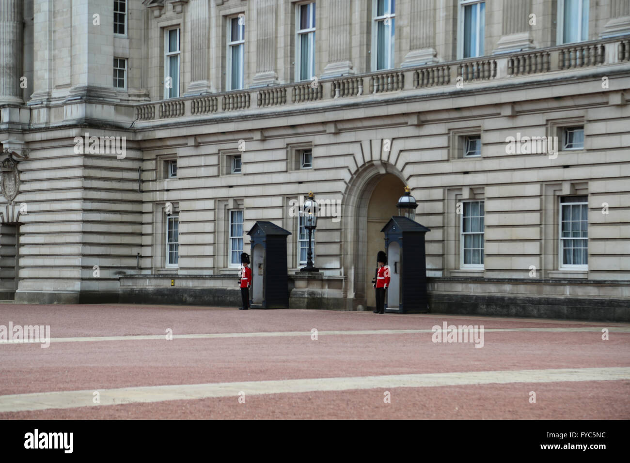 Two English guards stand outside Buckingham Palace in London Stock Photo Alamy