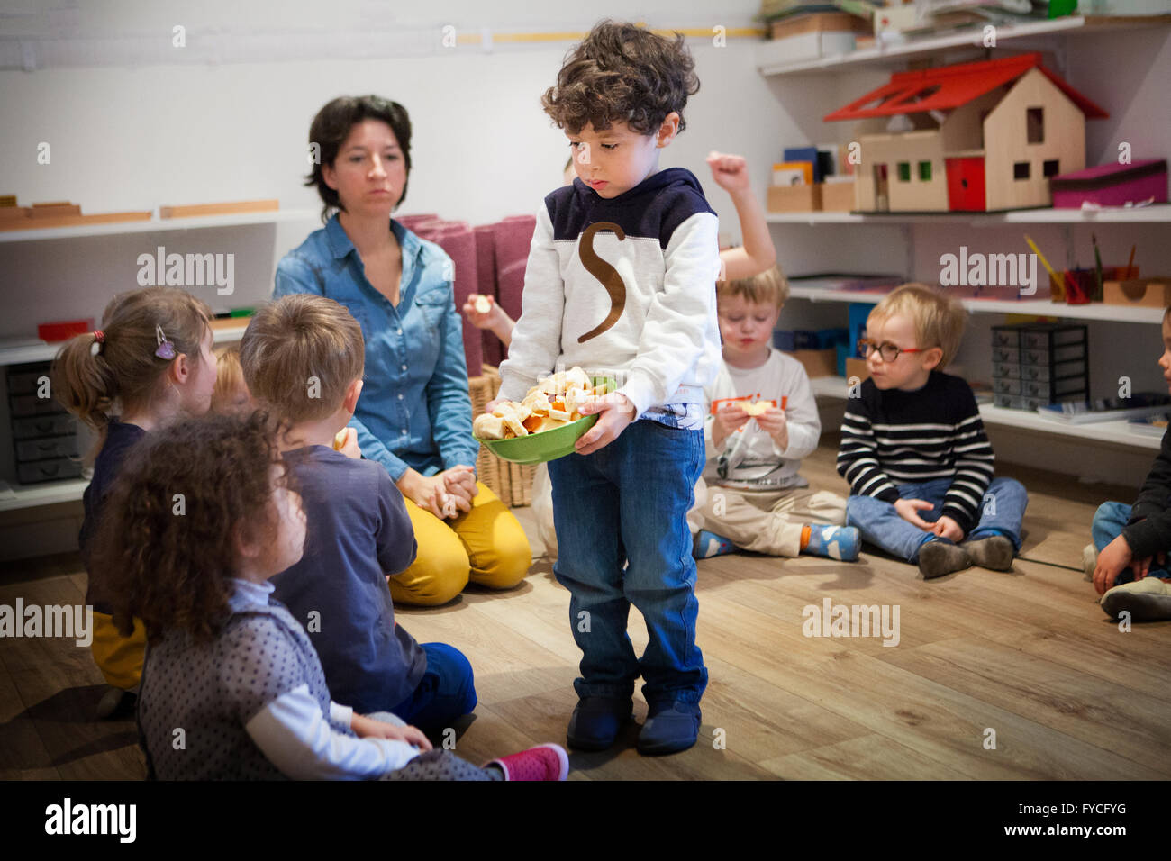 Group of school girls k hi-res stock photography and images - Alamy