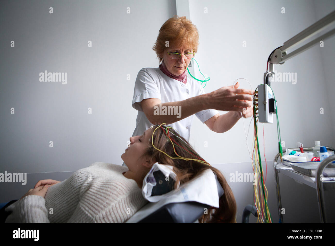 Eeg girl hi res stock photography and images Alamy