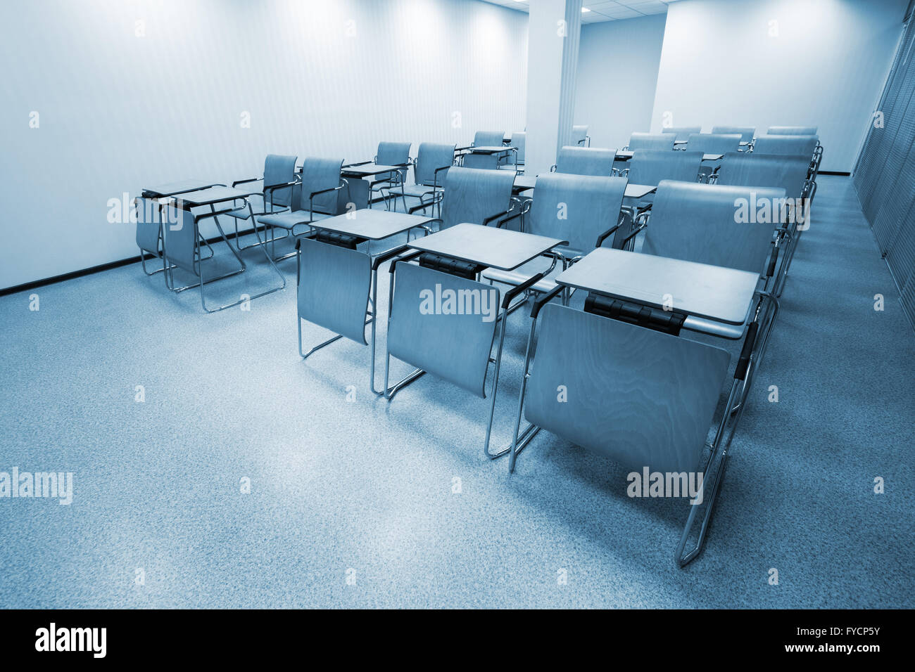 Row of empty school desks hi-res stock photography and images - Alamy