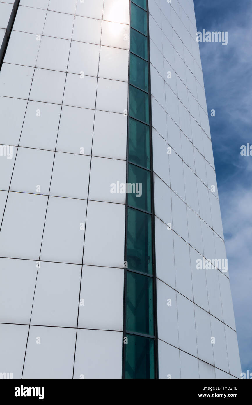 Modern skyscraper blue sky hi-res stock photography and images - Alamy