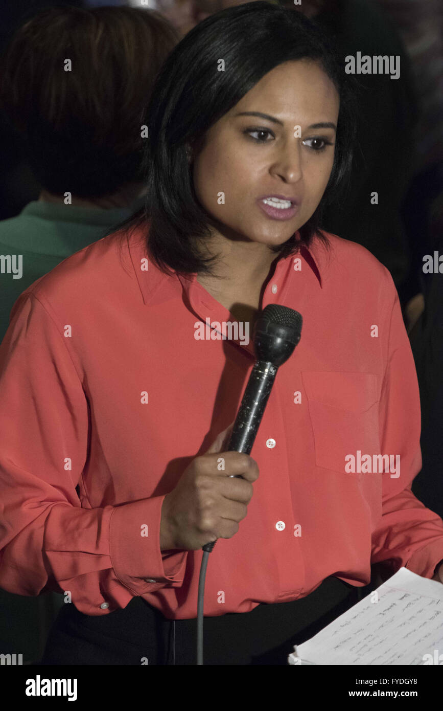 Philadelphia, Pennsylvania, USA. 25th Apr, 2016. CNN;s reporter, KRISTEN WELKER starts her broadcast from the Hillary clinton get out the vote event in Wilmington Delaware which was held at the World CafÅ½ Live at the Queen © Ricky Fitchett/ZUMA Wire/Alamy Live News Stock Photo