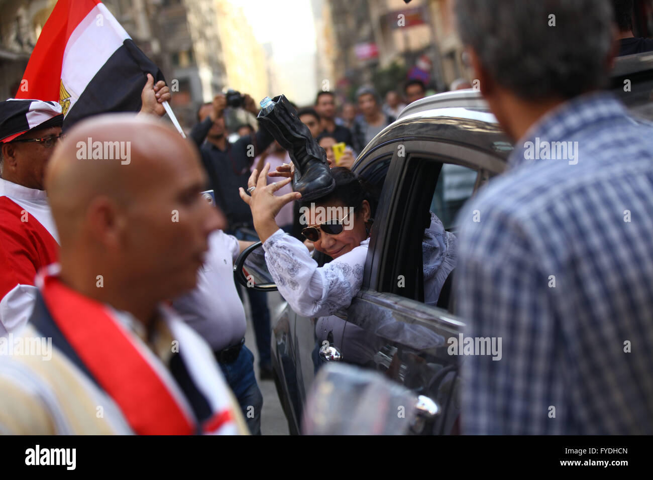Cairo. 25th Apr, 2016. Supporters of Egypt's army and Egyptian President Abdel Fattah al-Sisi gather near the Tahrir Square as a way to celebrate the 34th Sinai Liberation Day in Cairo, Egypt on April 25, 2016. © Ahmed Gomaa/Xinhua/Alamy Live News Stock Photo