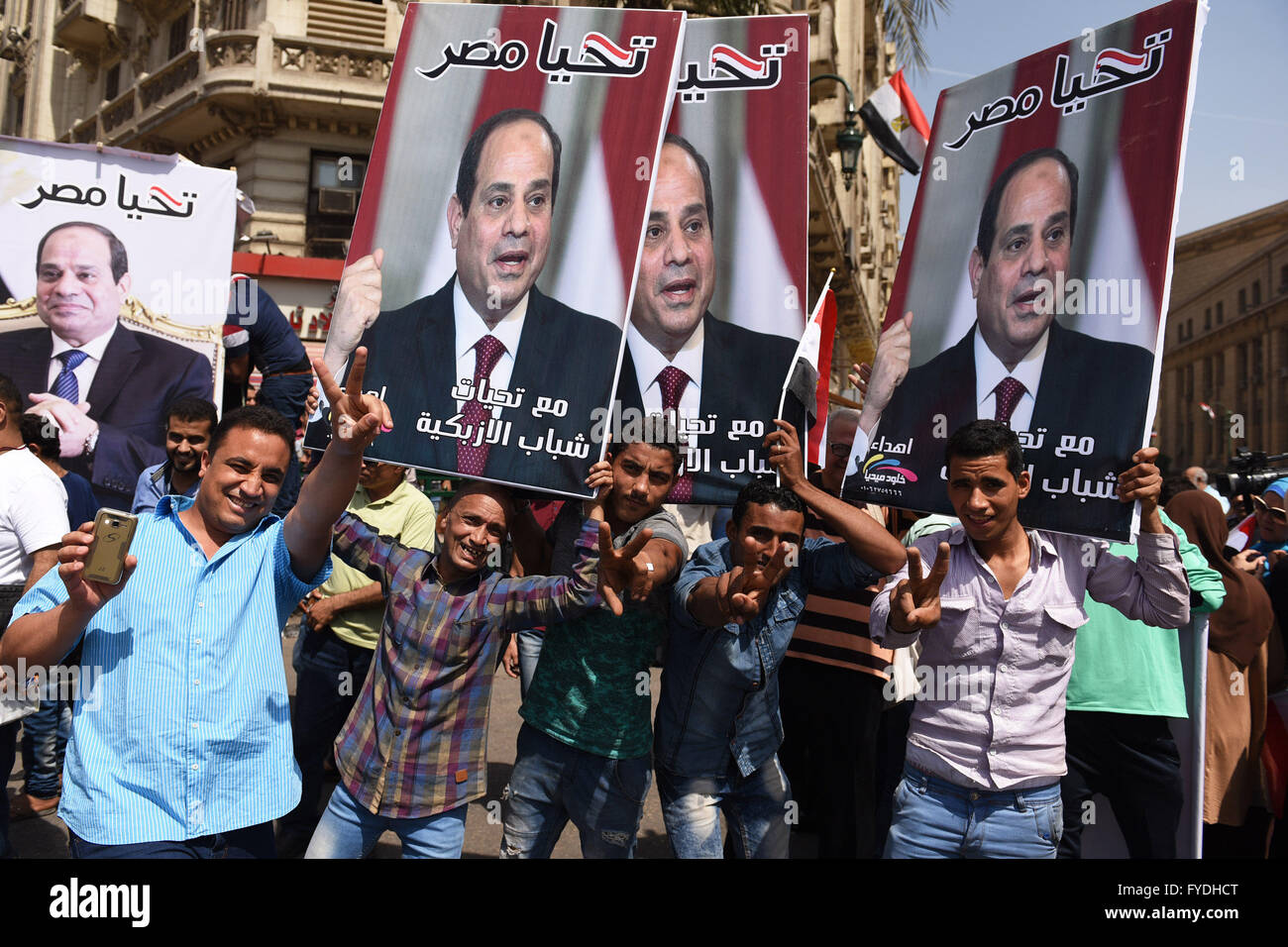 Cairo. 25th Apr, 2016. Supporters of Egypt's army and Egyptian President Abdel Fattah al-Sisi gather near the Tahrir Square as a way to celebrate the 34th Sinai Liberation Day in Cairo, Egypt on April 25, 2016. © Zhao Dingzhe/Xinhua/Alamy Live News Stock Photo