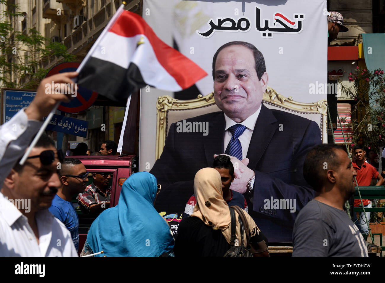 Cairo. 25th Apr, 2016. Supporters of Egypt's army and Egyptian President Abdel Fattah al-Sisi gather near the Tahrir Square as a way to celebrate the 34th Sinai Liberation Day in Cairo, Egypt on April 25, 2016. © Zhao Dingzhe/Xinhua/Alamy Live News Stock Photo