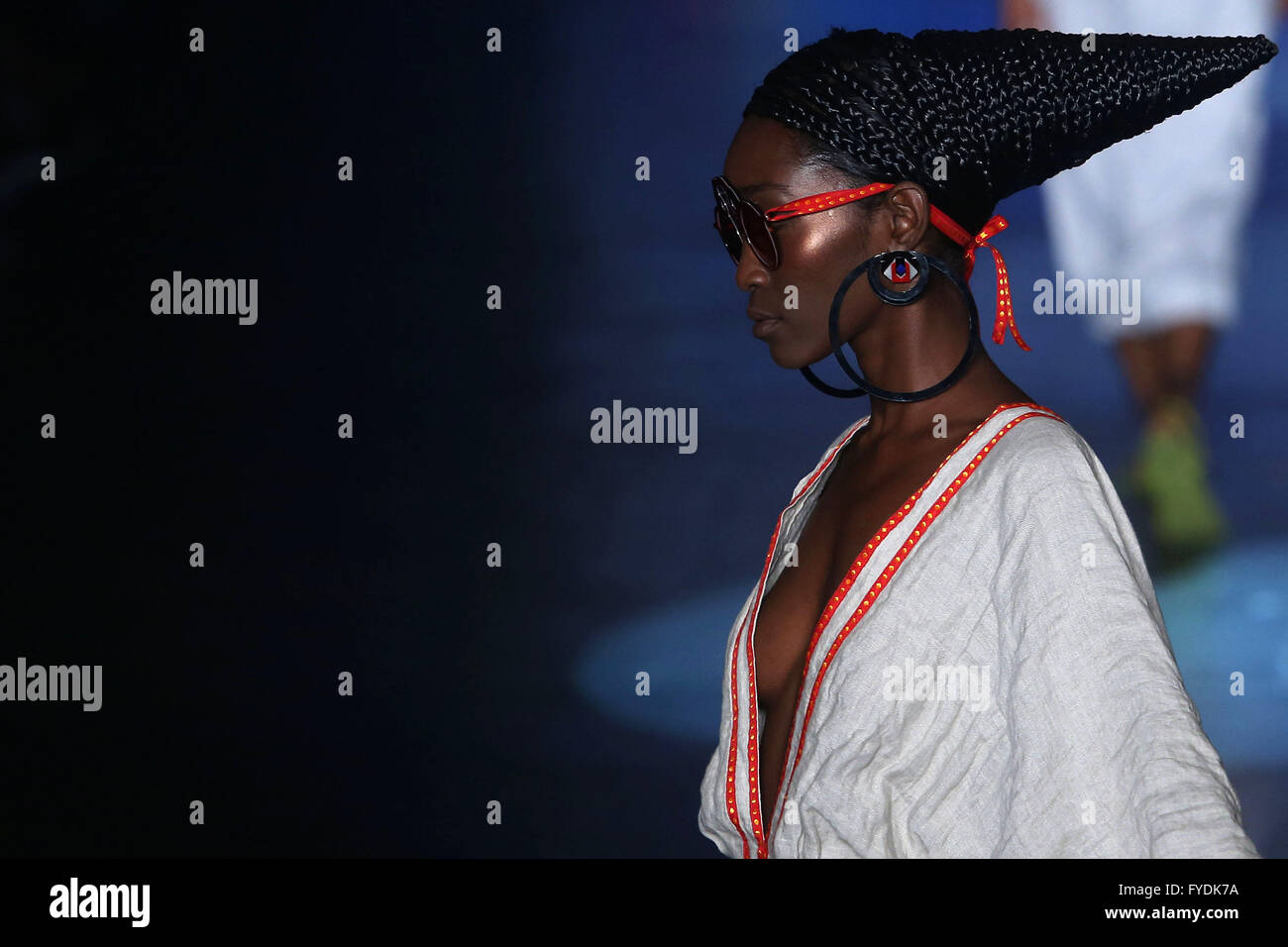 Sao Paulo, Brazil. 25th Apr, 2016. A model presents a creation of winter collection by Ronaldo Fraga during the first day of Sao Paulo Fashion Week in Sao Paulo, Brazil, on April 25, 2016. Credit:  Rahel Patrasso/Xinhua/Alamy Live News Stock Photo