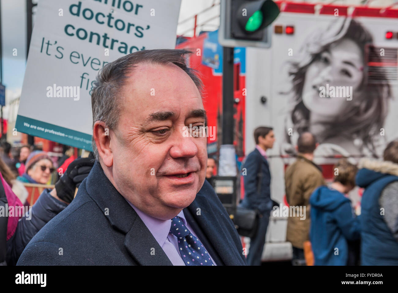 London, UK. 26th April, 2016. Alex Salmond, SNP MP, talks to doctors on his way to an appearanc eon the daily politics show - The picket line at St Thomas' Hospital. Junior Doctors stage a 7 day all out strike action, this time imncluding accident and emergency coverage. They are striking against the new contracts due to be imposed by the Governemnt and health minister Jeremy Hunt. They are supported by the British Medical Association. Credit:  Guy Bell/Alamy Live News Stock Photo