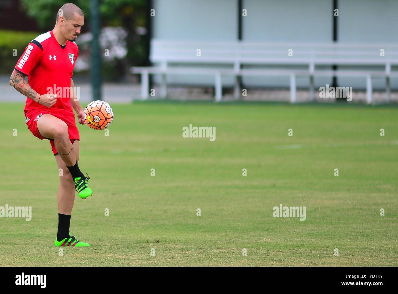 Sao Paulo, Brazil. 26th April, 2016. Maicon during training the S?o Paulo Football Club, held at CCT Barra Funda, in the West Zone of S?o Paulo. Credit:  Fotoarena/Alamy Live News Stock Photo