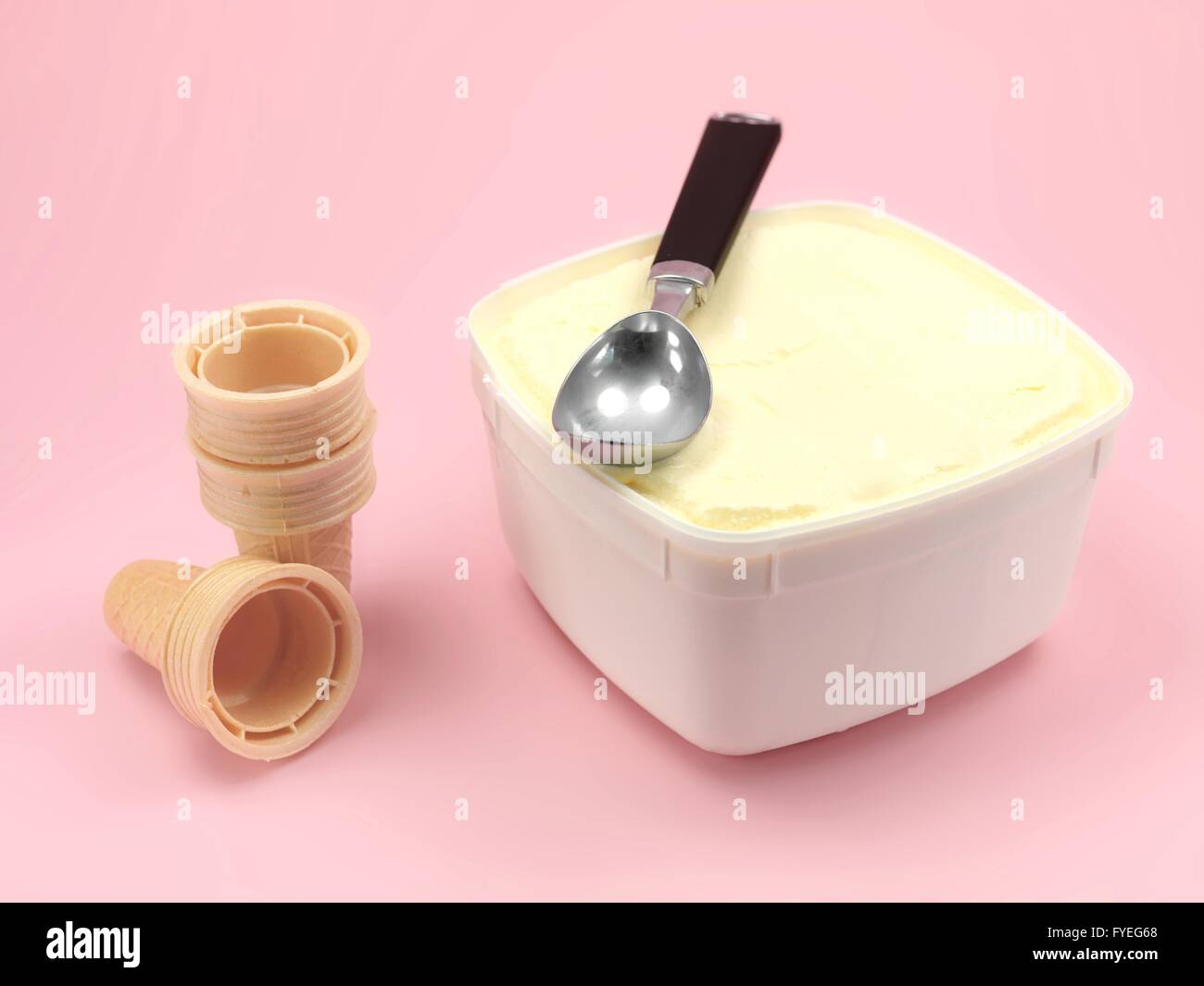 https://c8.alamy.com/comp/FYEG68/a-tub-of-vanilla-icecream-isolated-against-a-pink-background-FYEG68.jpg