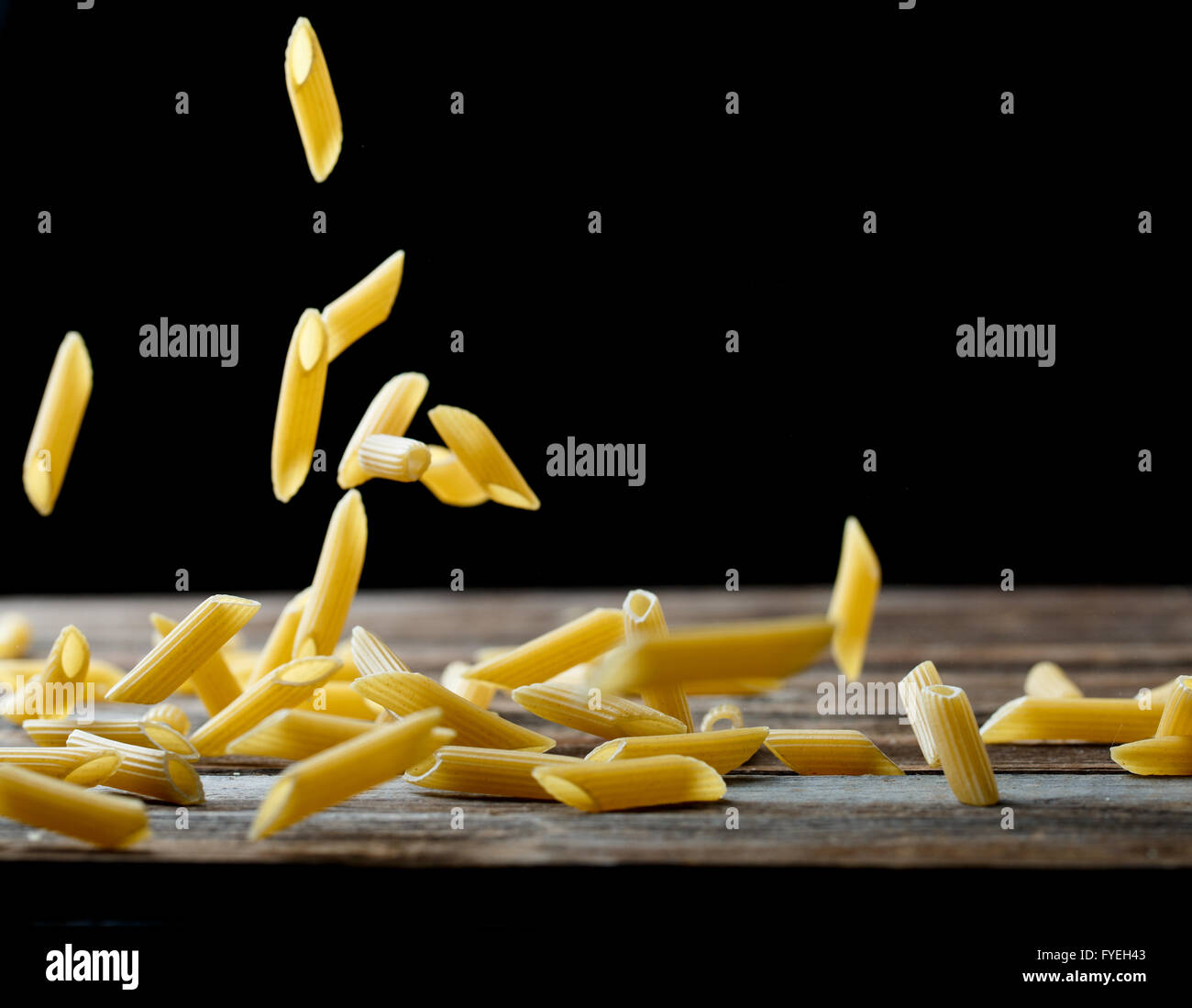 макароны длинные. разбросанные макароны на прозрачном фоне. мелкая вермишель. летящие макароны. макаронные изделия спиральки.