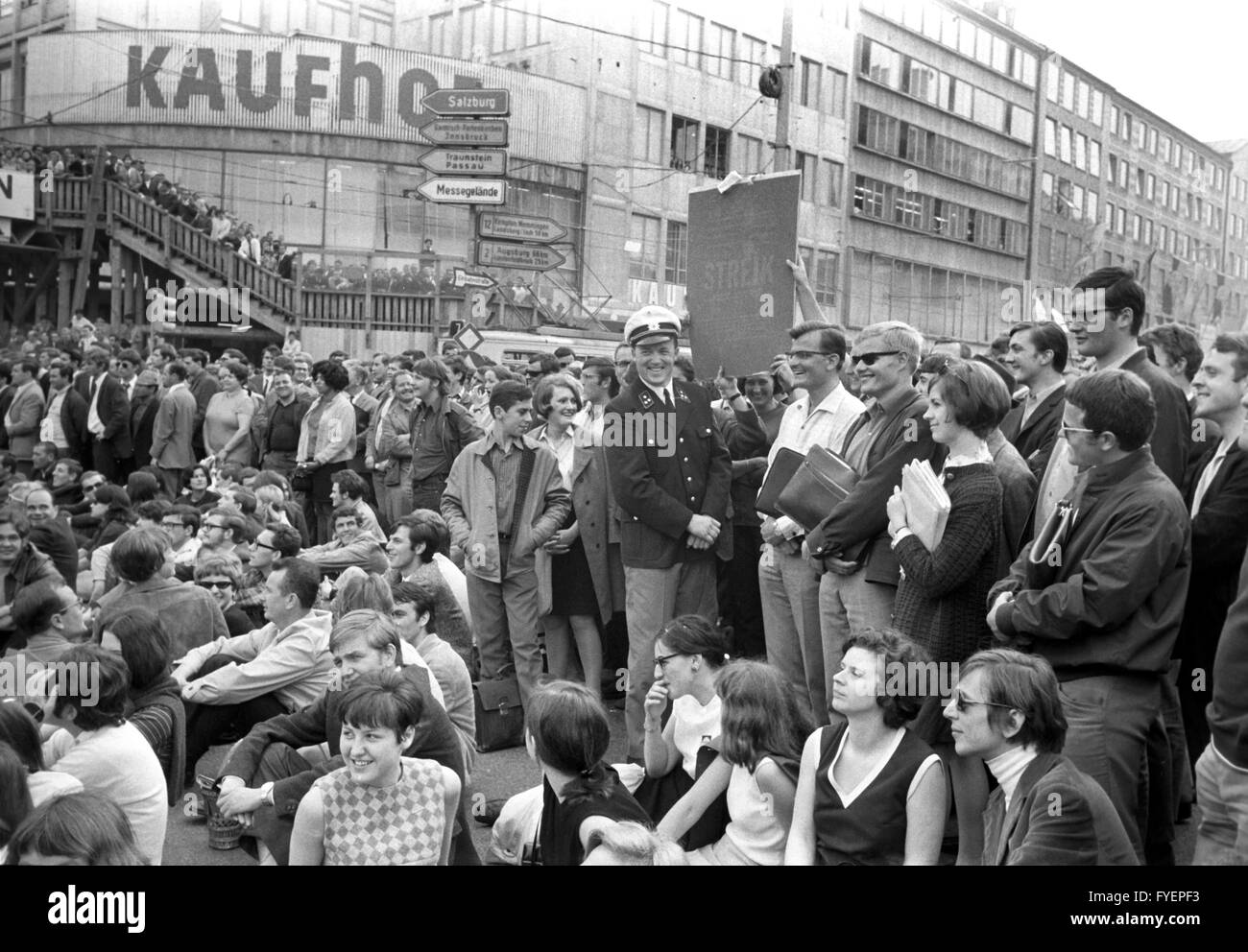 Policemen are drawn into - partly cheerful - conversations with demonstrating students on 29 May 1968. Stock Photo