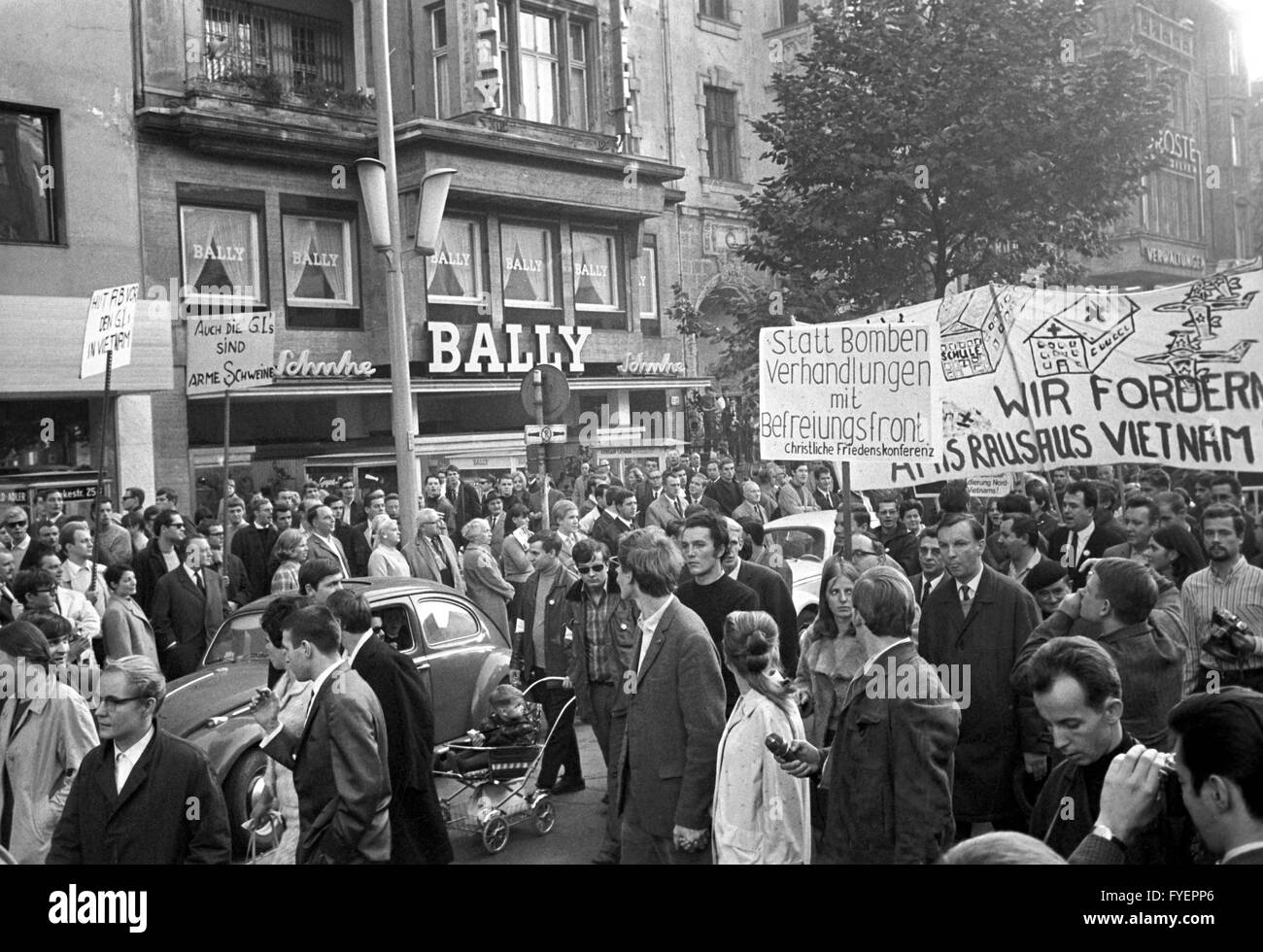 Demonstration march at Kurfuerstendamm. About 30 groups, mainly student organisations, demonstrate against US policitcs and Vietnam War on 21 October 1967 in Berlin. Stock Photo