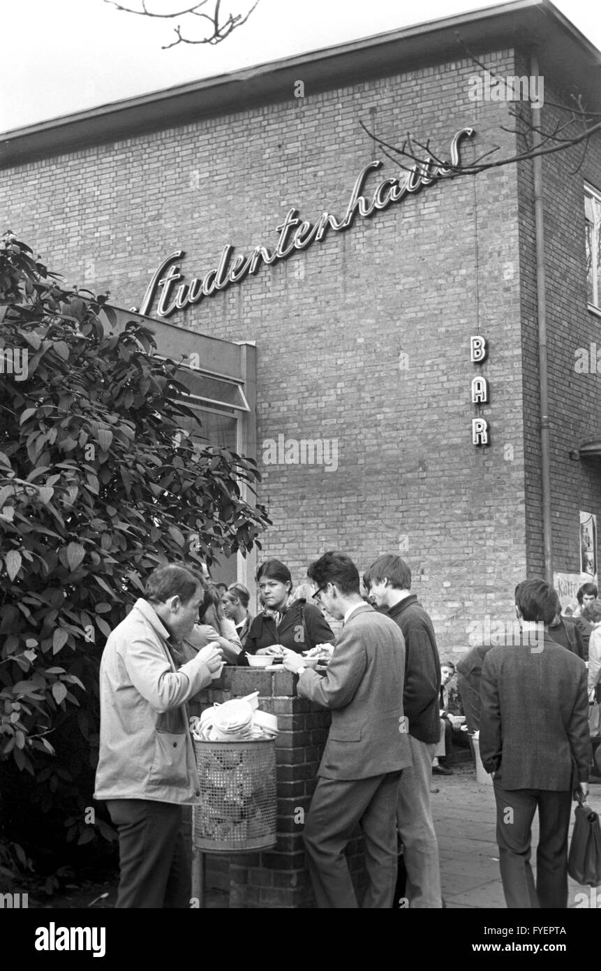 A commercial kitchen delivers soup for 1.25 Mark to students of Hamburg, who eat the soup on campus. Students of Hamburg boycott the canteens of the University of Hamburg and the University of Graphic Arts since 17 October 1969. Stock Photo