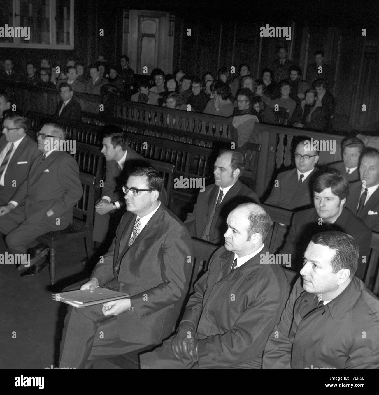 Klaus Schütz (front centre with documents) on 09 February 1970 during the lawsuit against Horst Mahler. Stock Photo