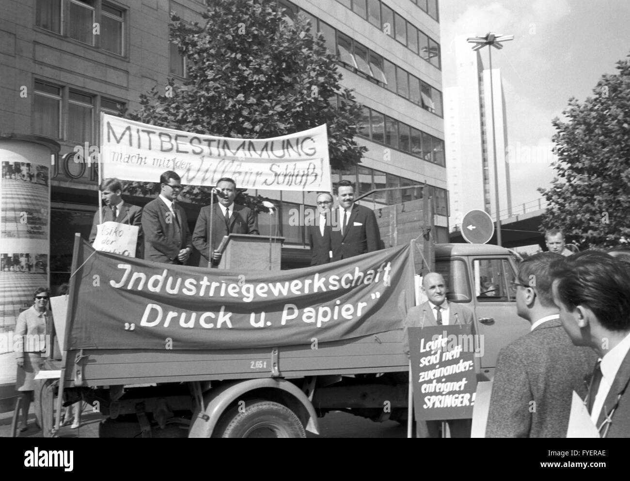 Several hundred people demonstrate against the cessation of the boulevard magazine 'Mittag' and the loss of 180 jobs in Duesseldorf on 23 September 1967. Stock Photo