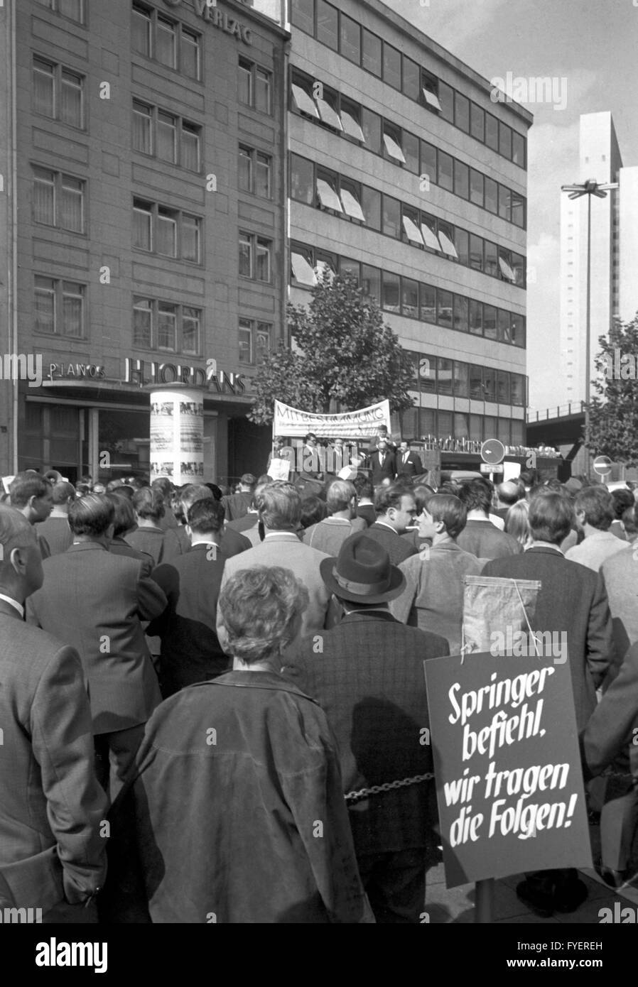 Several hundred people demonstrate against the cessation of the boulevard magazine 'Mittag' and the loss of 180 jobs in Duesseldorf on 23 September 1967. Stock Photo