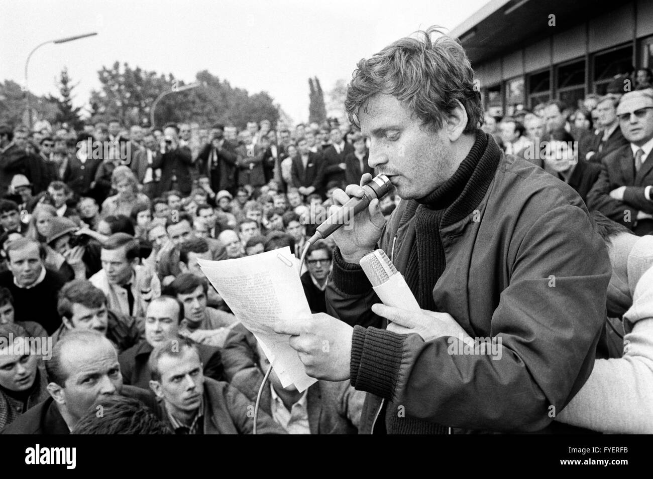 Daniel Cohn-Bendit delivers a statement. Daniel-Cohn Bendit's attempt to enter France across the border 'Goldene Bremm' near Saarbruecken despite a refusal of entry failed on 24 May 1968. Stock Photo