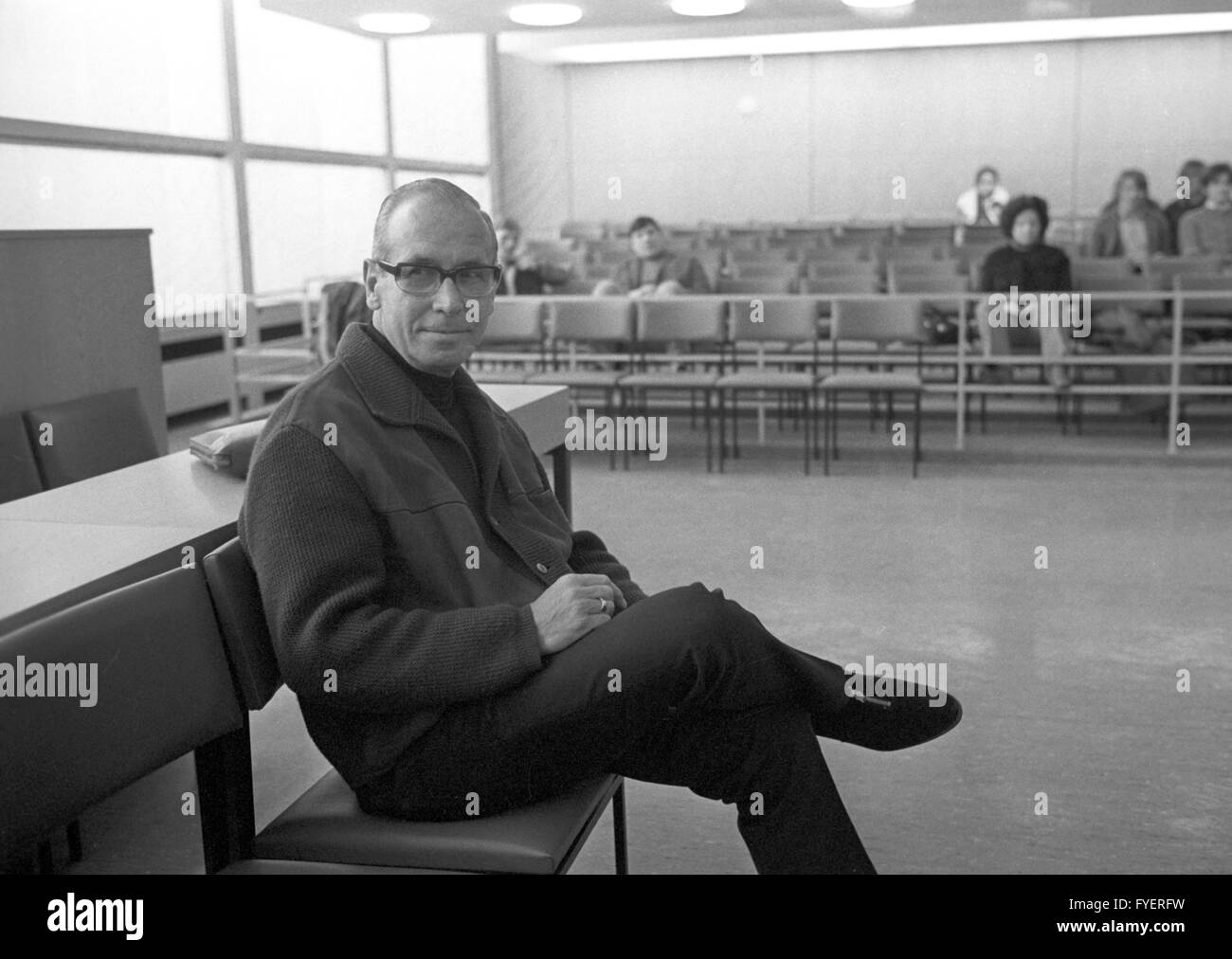 Police president of Frankfurt am Main, Gerhard Littmann (l), as witness in the SDS lawsuit on 16 December 1969. Stock Photo