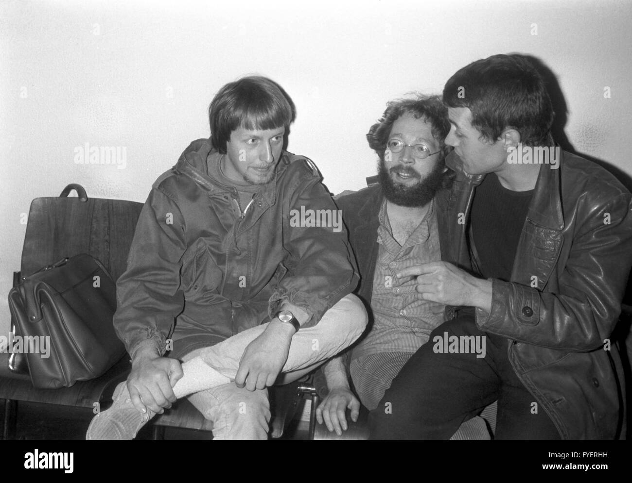 Communard Fritz Teufel (centre) talks to defendant Horst Przytulla (l) and  communard Anastas (r) in the district court in Munich on 22 July 1968 Stock  Photo - Alamy