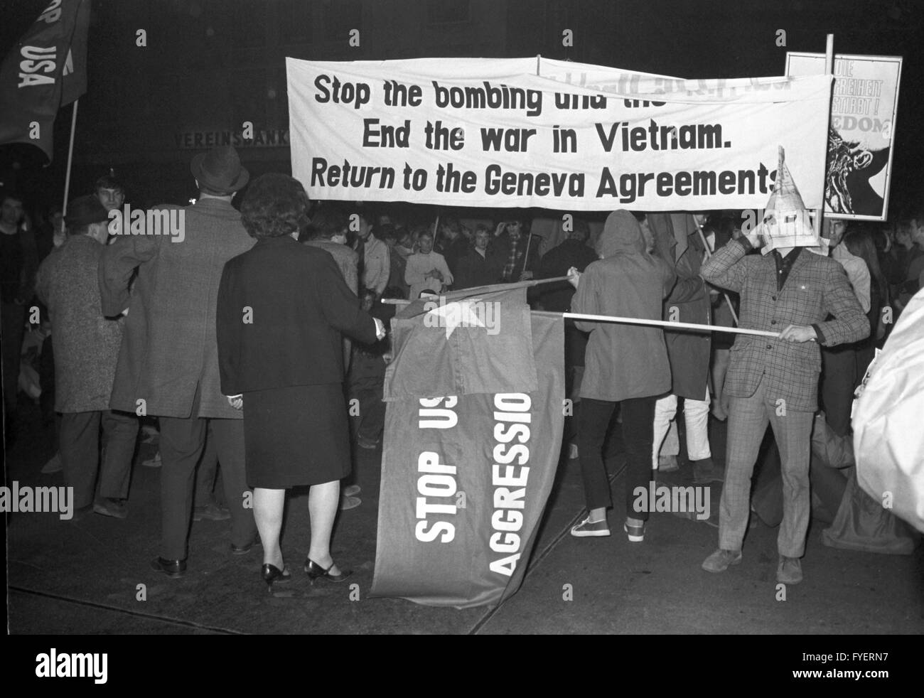Demonstration against vietnam war hi-res stock photography and images ...