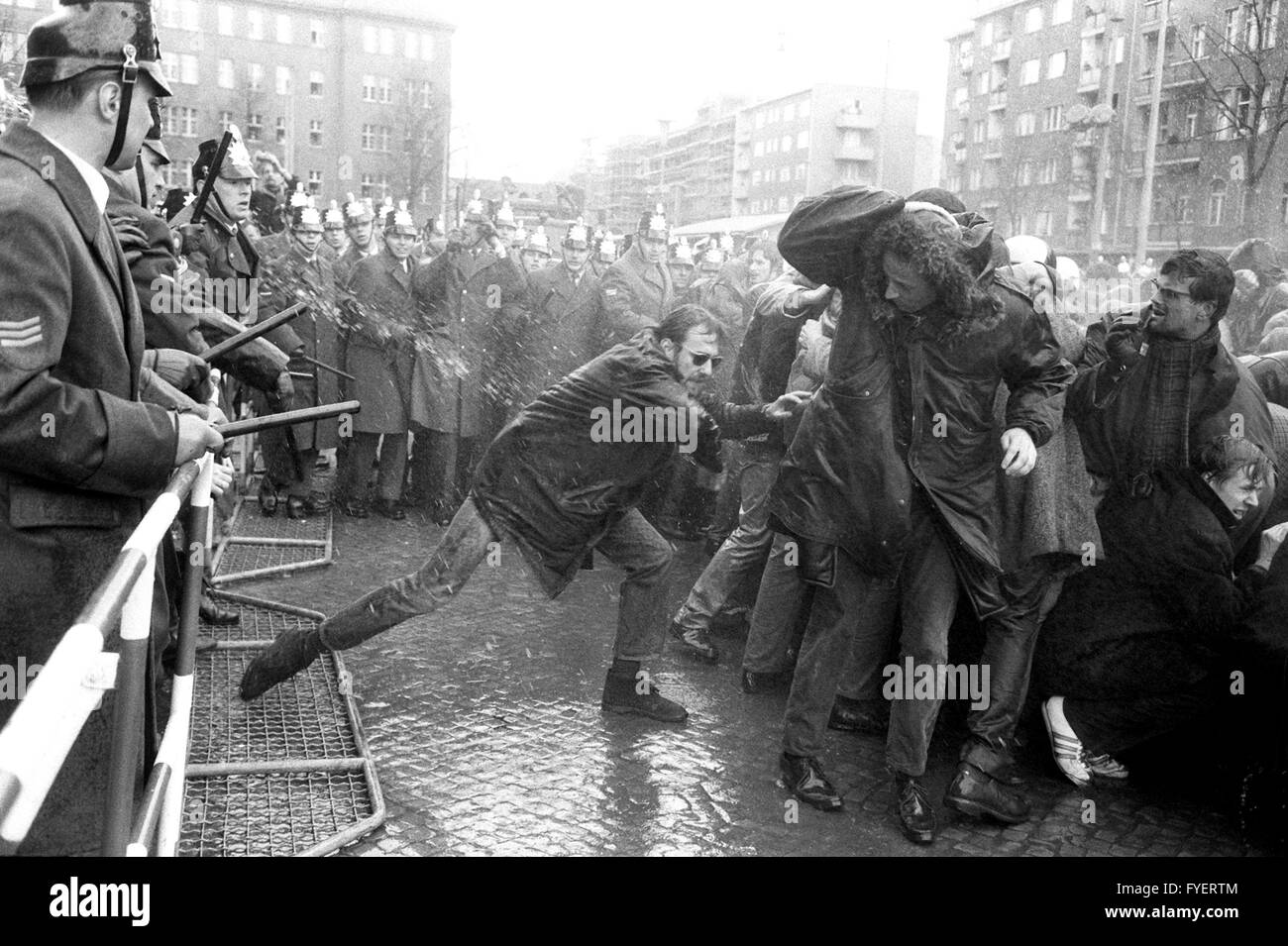 Утечка в германии. ФРГ 1968. Студенческие протесты в ФРГ В 1968 году. Студенческие протесты 1968 Германия. Берлин 1968.