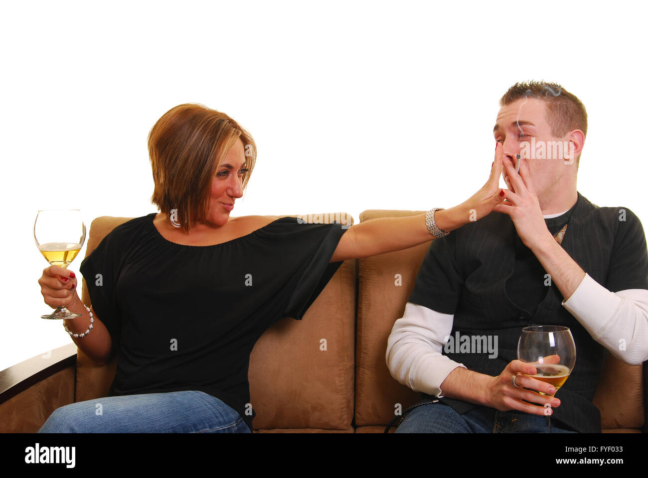Бросить пьющую жену. Супруги курят. Жена выпивает с другом. Муж и жена курят. Муж приучил курить.
