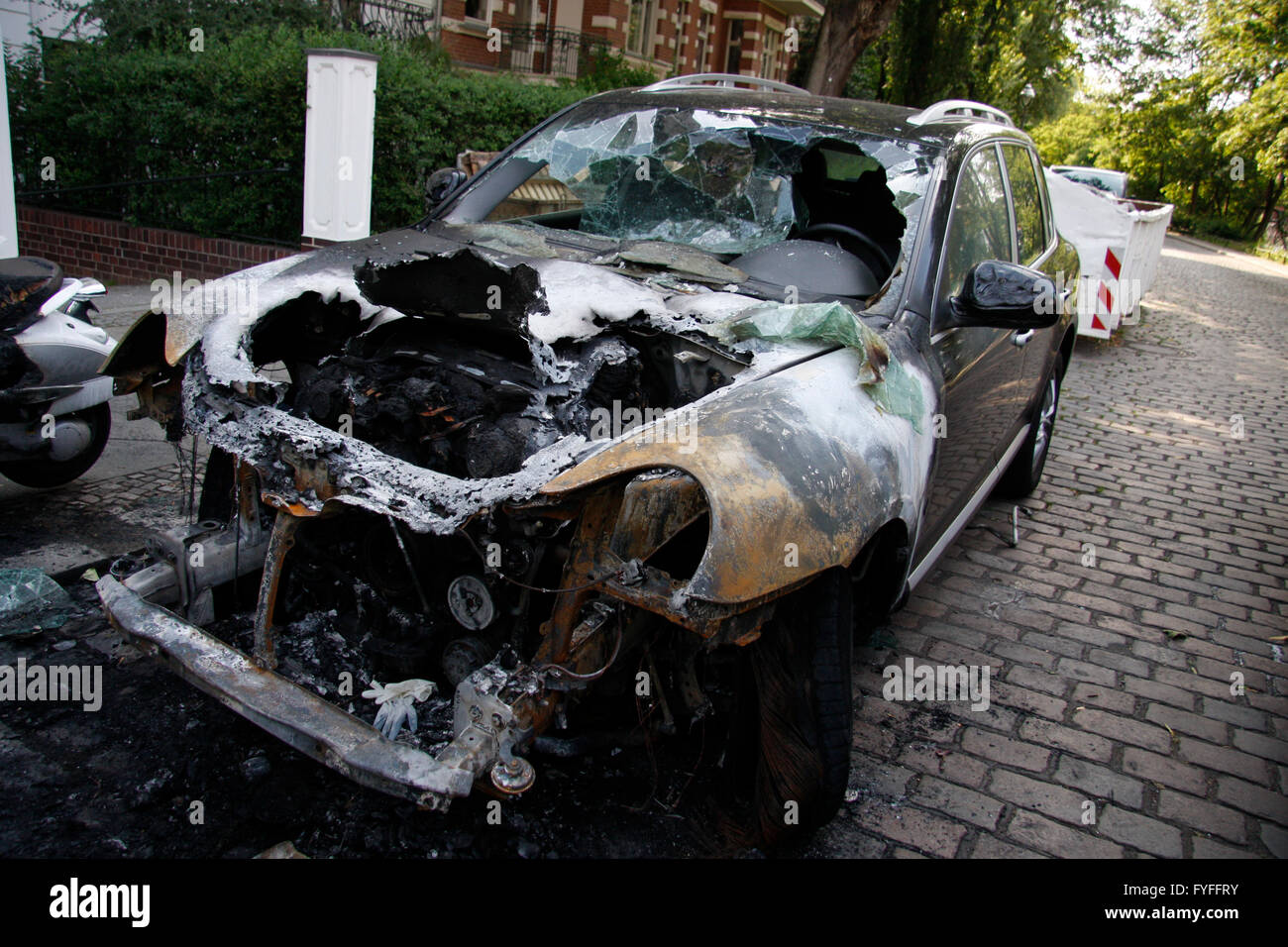 'abgefackelte' Autos: mehrere Fahrzeuge, darunter ein Porsche Cayenne, wurden durch einen weiteren Brandanschlag aam Holsteiner Stock Photo
