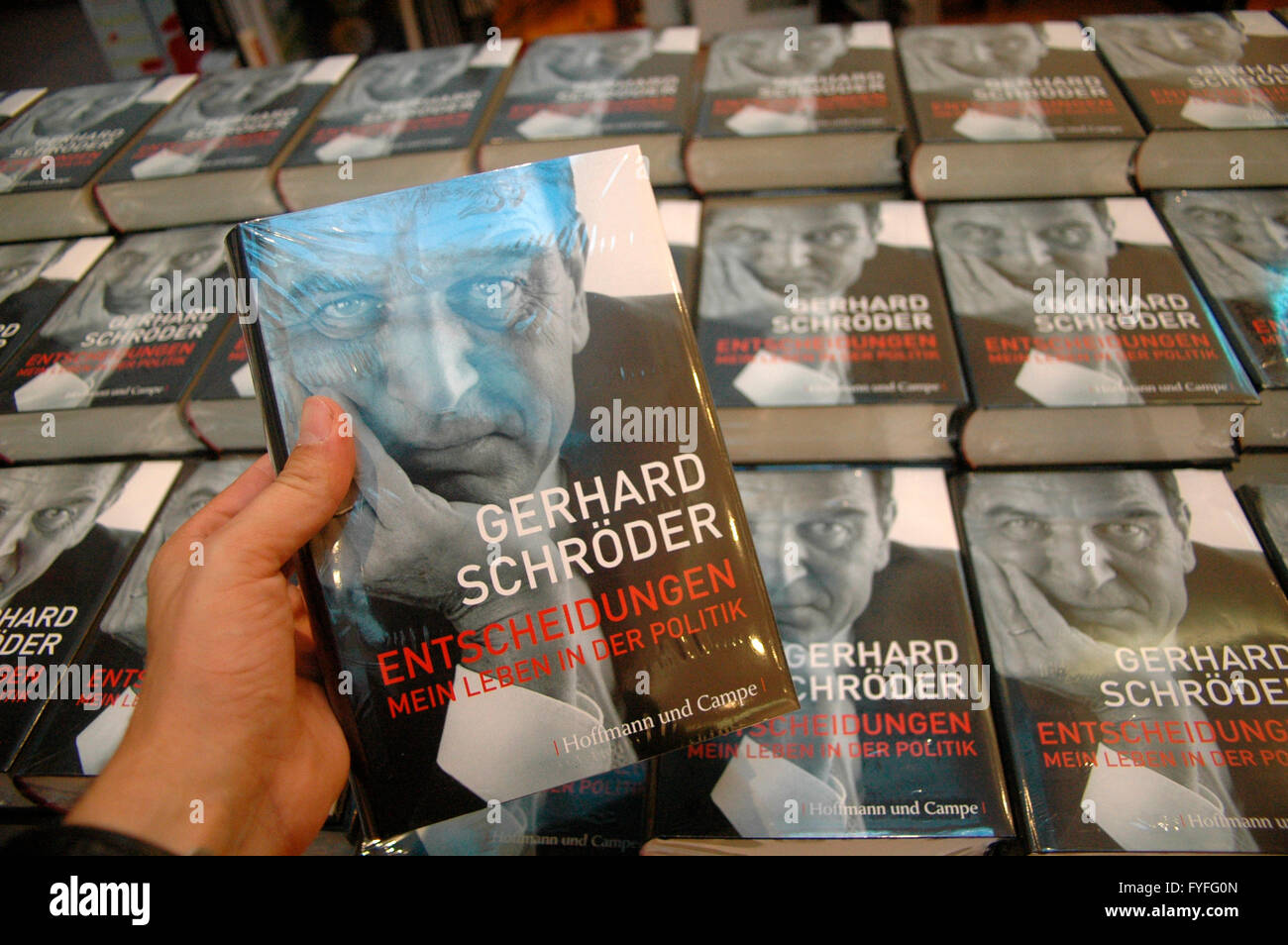 druckfrische Exemplare der Meoiren des Ex-Kanzlers Gerhard Schroeder werden fuer eine Signierstunde im Kulturkaufhaus Dussmann a Stock Photo