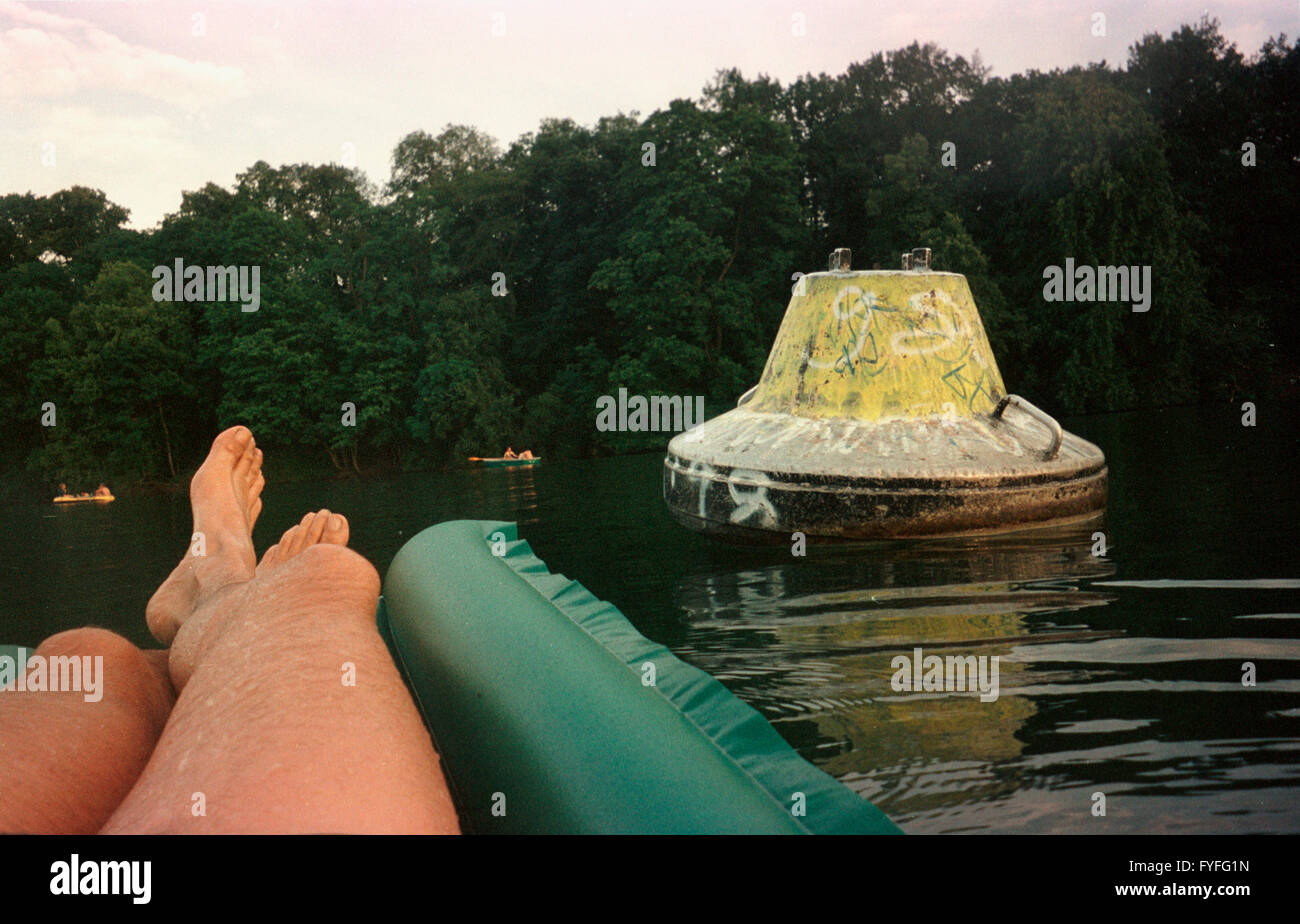Sommer: mit der Luftmatratze auf dem Schlachtensee/ summer time: relaxing on an airbed in the middle of the Berlin Schlachtensee Stock Photo