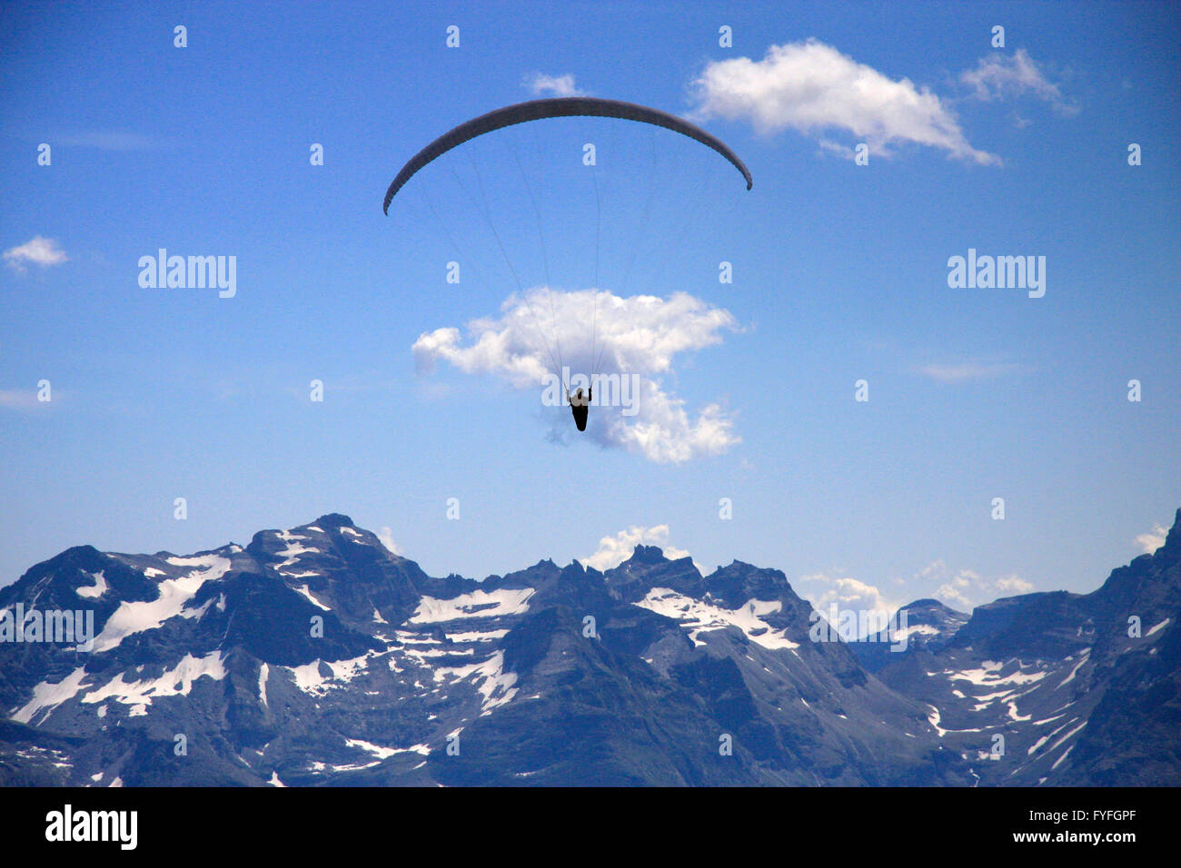 Gleitschirmflieger, Alpen, Kanton Wallis, Schweiz. Stock Photo
