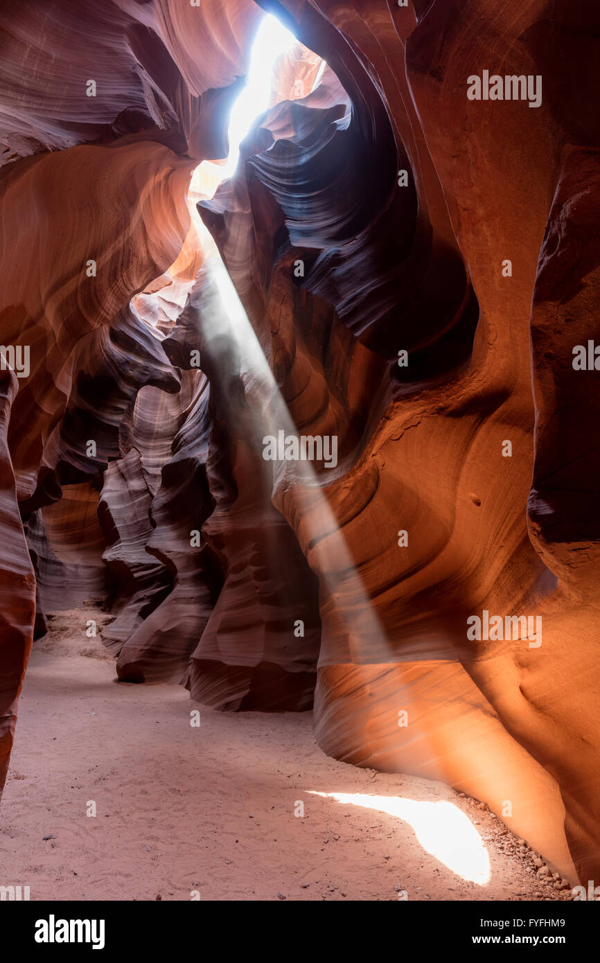 Sunbeam filters through rocks at lunchtime, Upper Antelope Canyon, Page ...