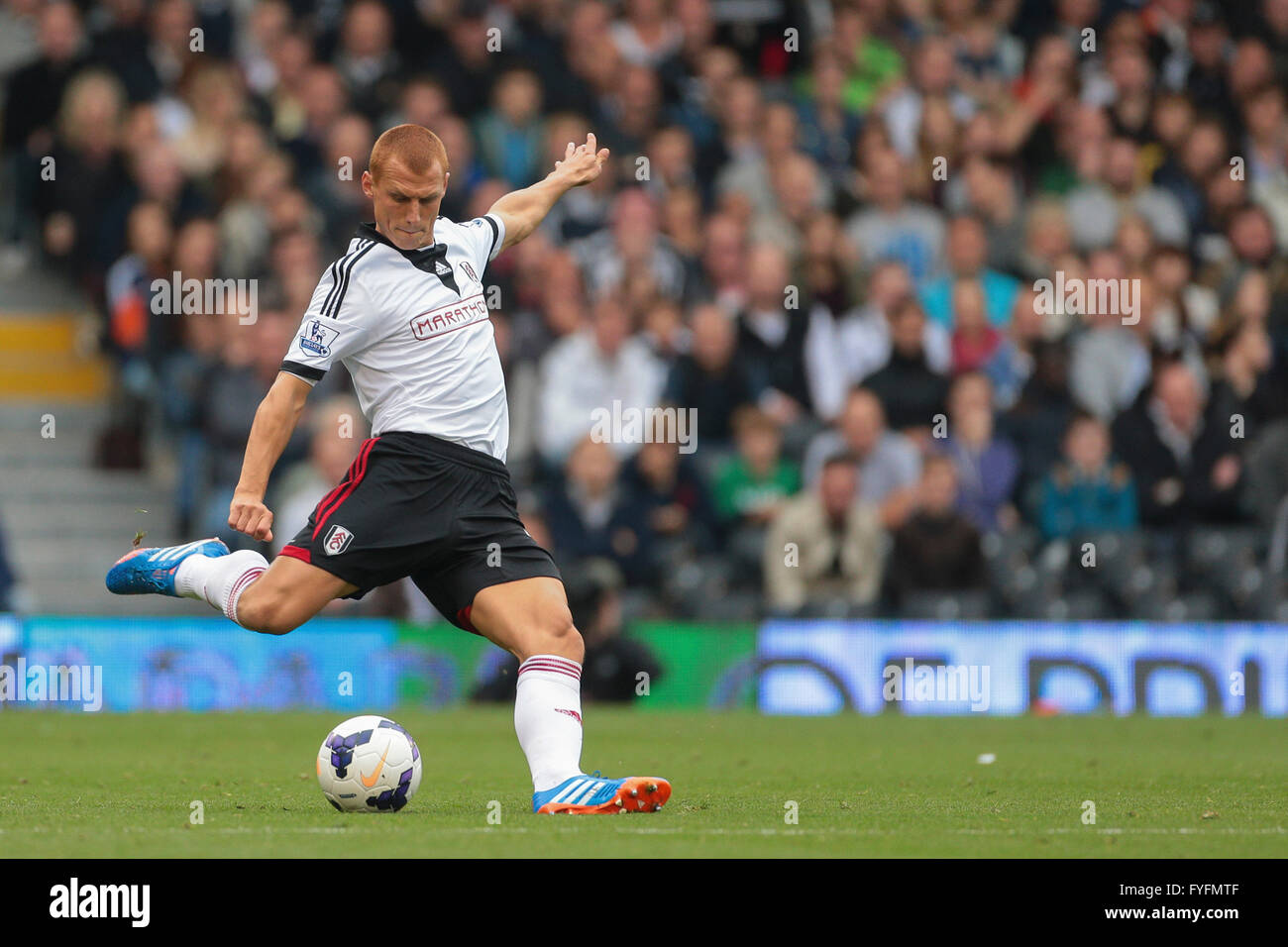 Steve Sidwell, Fulham, kicking the ball at a Premier League game between Fulham FC and Cardiff City, Craven Cottage Stadium Stock Photo