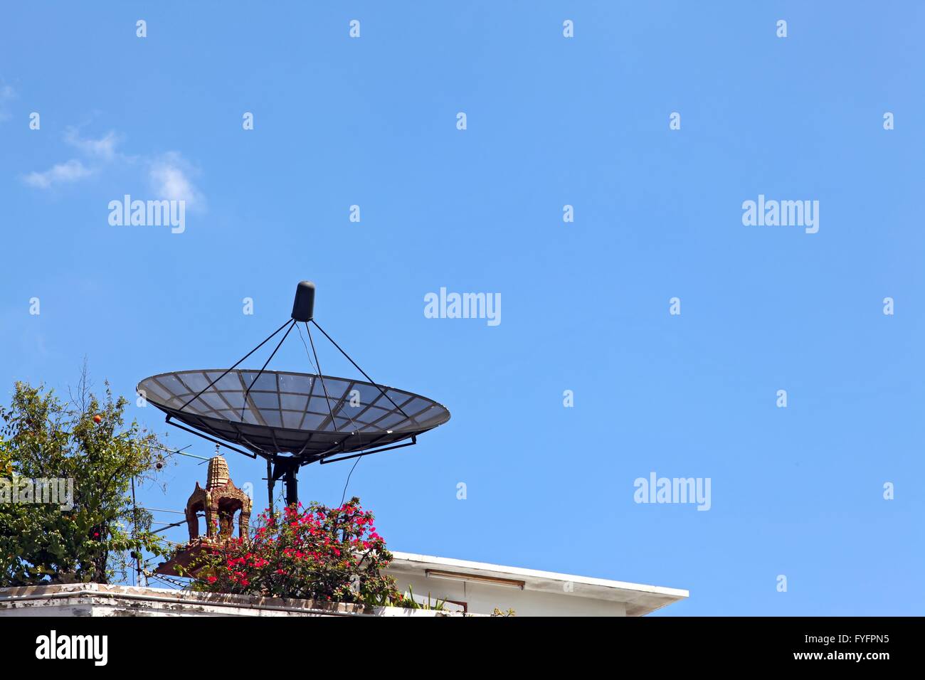 Disc antenna hi-res stock photography and images - Alamy