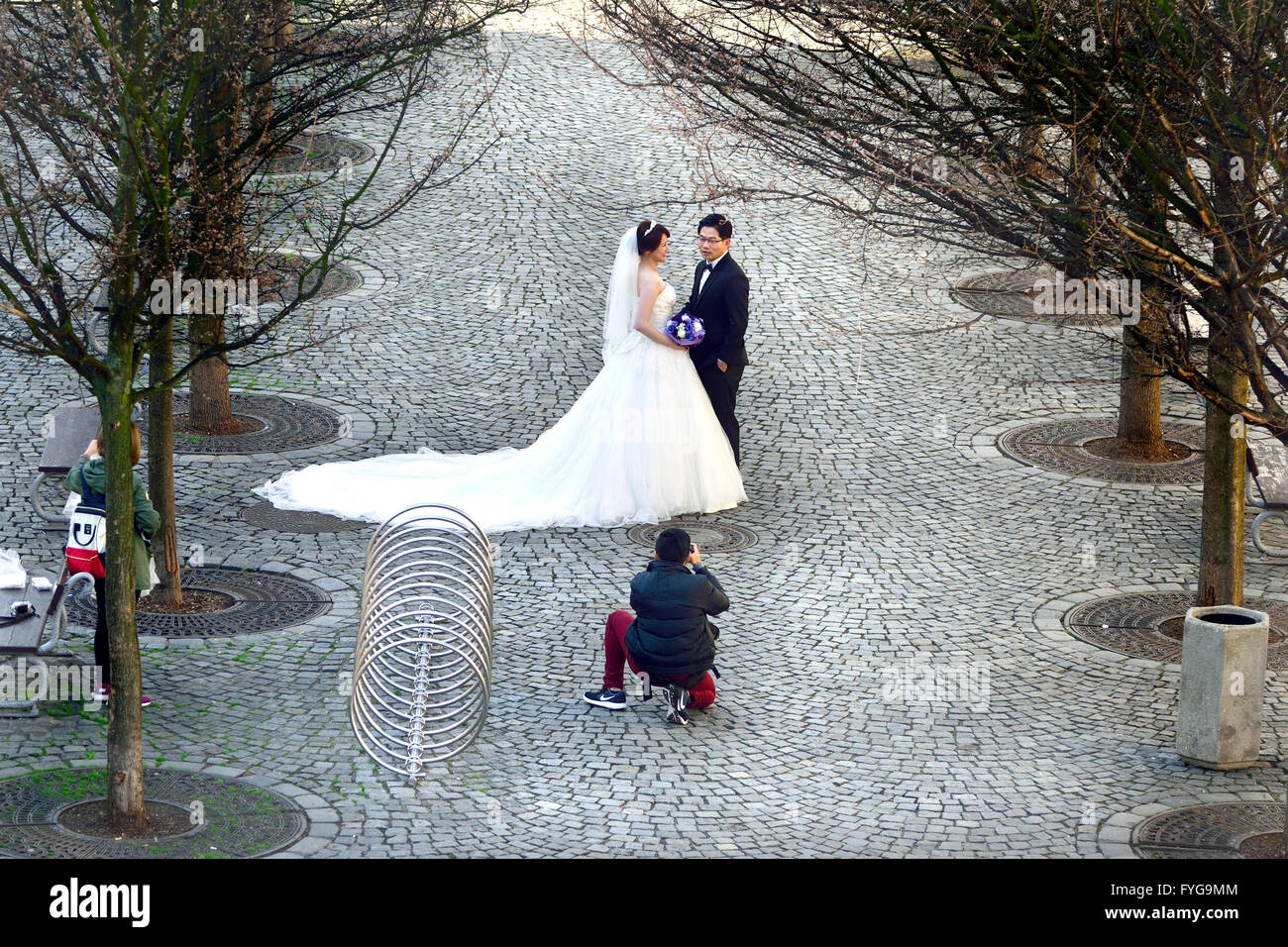 Prague, Czech Republic. Japanese models posing for a wedding shoot in Na Kampe, seen frrom Charles Bridge Stock Photo