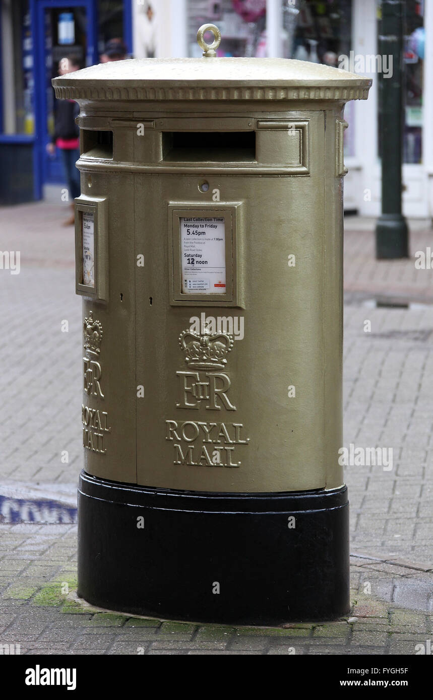 Gold painted Royal Mail letterbox in the town of Leek celebrating the success of Olympic Gold Medal winner Anna Watkins Stock Photo