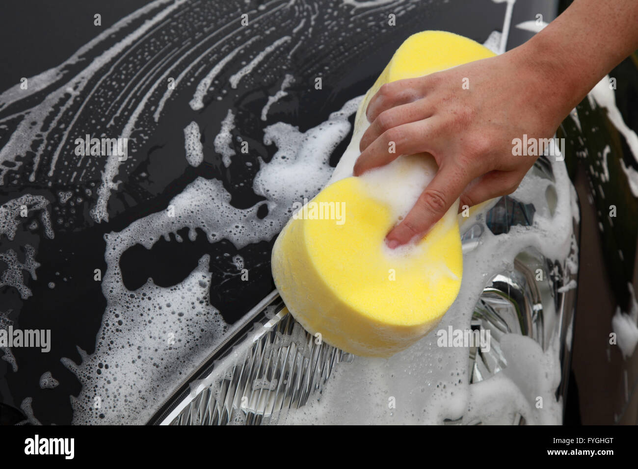 Auto waschen mit einem Schwamm Stock Photo - Alamy