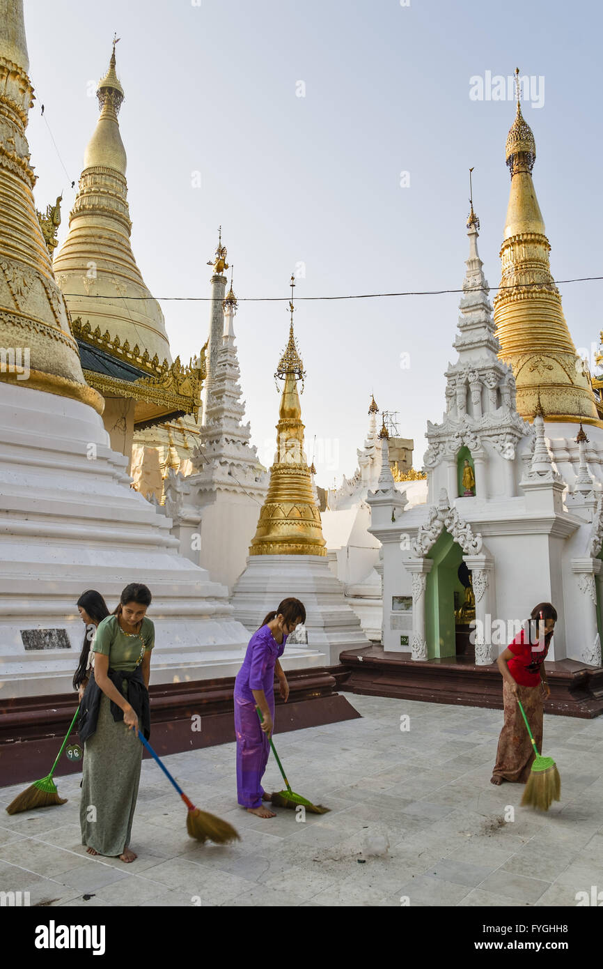 Volunteers cleaning the Shwedagon Pagoda, Rangun Stock Photo