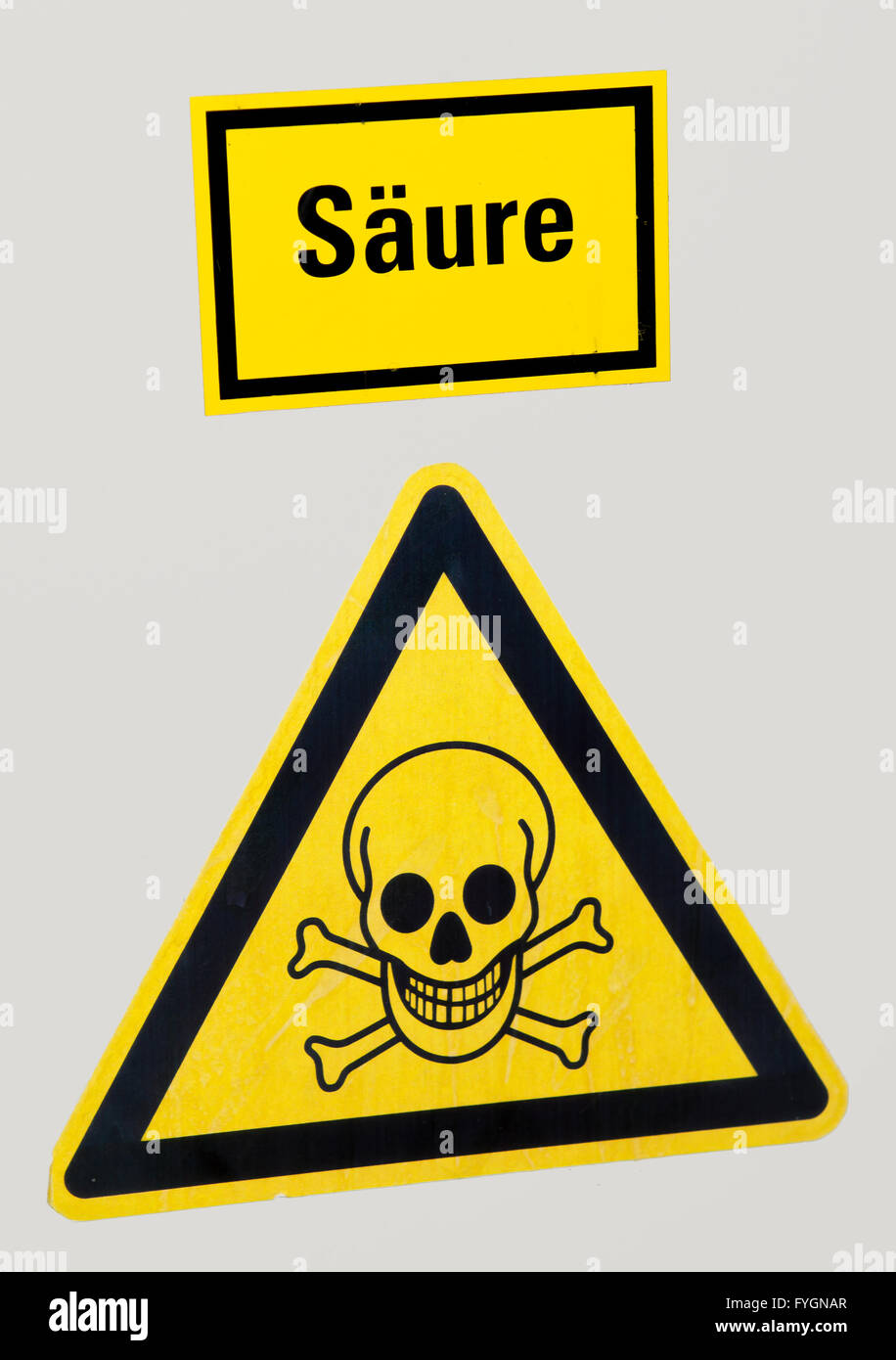 Poison Yellow Sign Danger poison skull yellow sign hi-res stock photography and images - Alamy