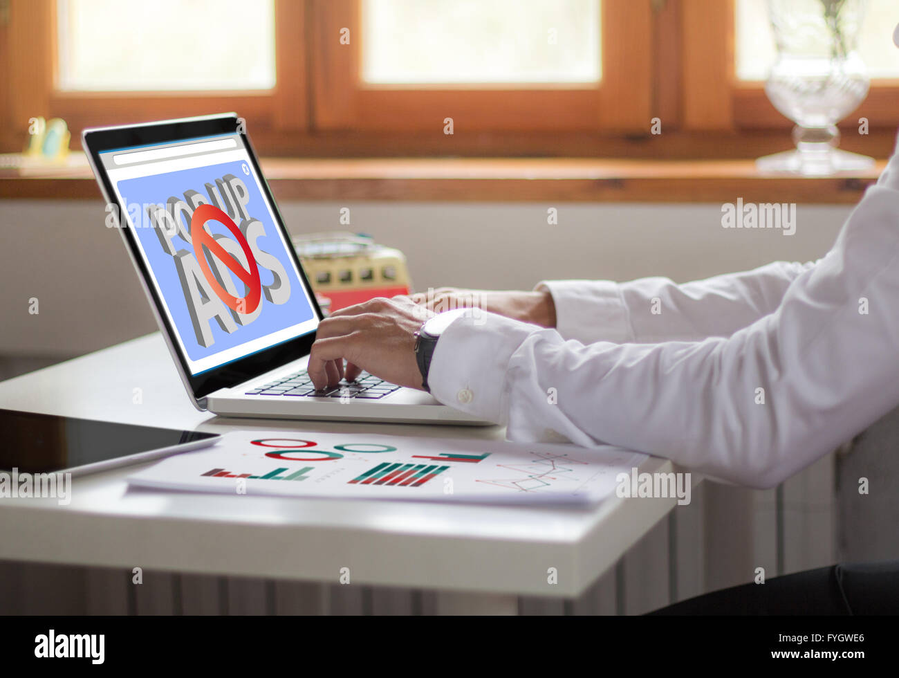 Popup screen hi-res stock photography and images - Alamy