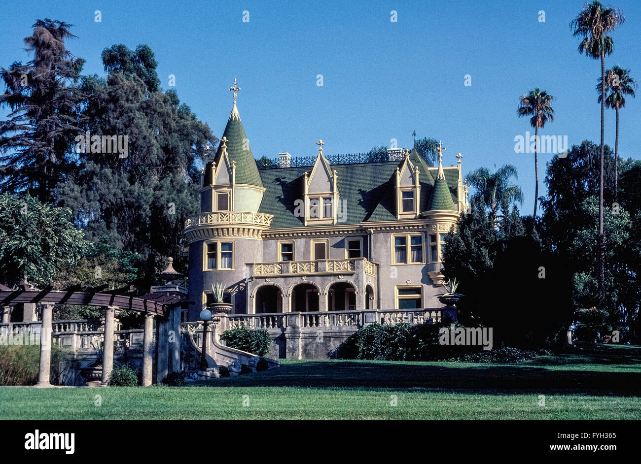 A wealthy widow from New York State had this three-story French chateau-style mansion built in 1897 in Redlands, California, USA. Now called Kimberly Crest, the Victorian landmark was bought by an heir to the Kimberly-Clark paper company fortune eight years later. Formal Italian-style gardens have replaced the orange trees that once dominated Redlands and this palatial estate. Today Kimberly Crest House & Gardens is open for public tours and private parties. The ornate home and its 6-acre grounds have been designated city, state and national historic landmarks. Stock Photo